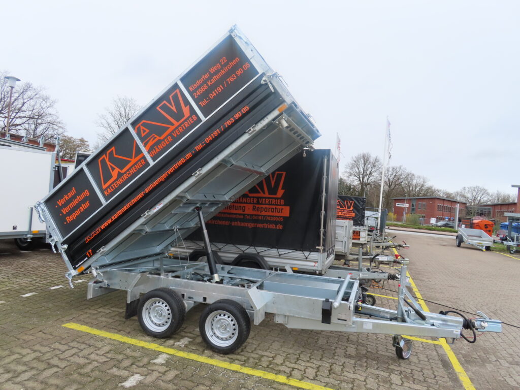 Kippanhänger mit Gitteraufsatz und hochgefahrener Ladefläche
