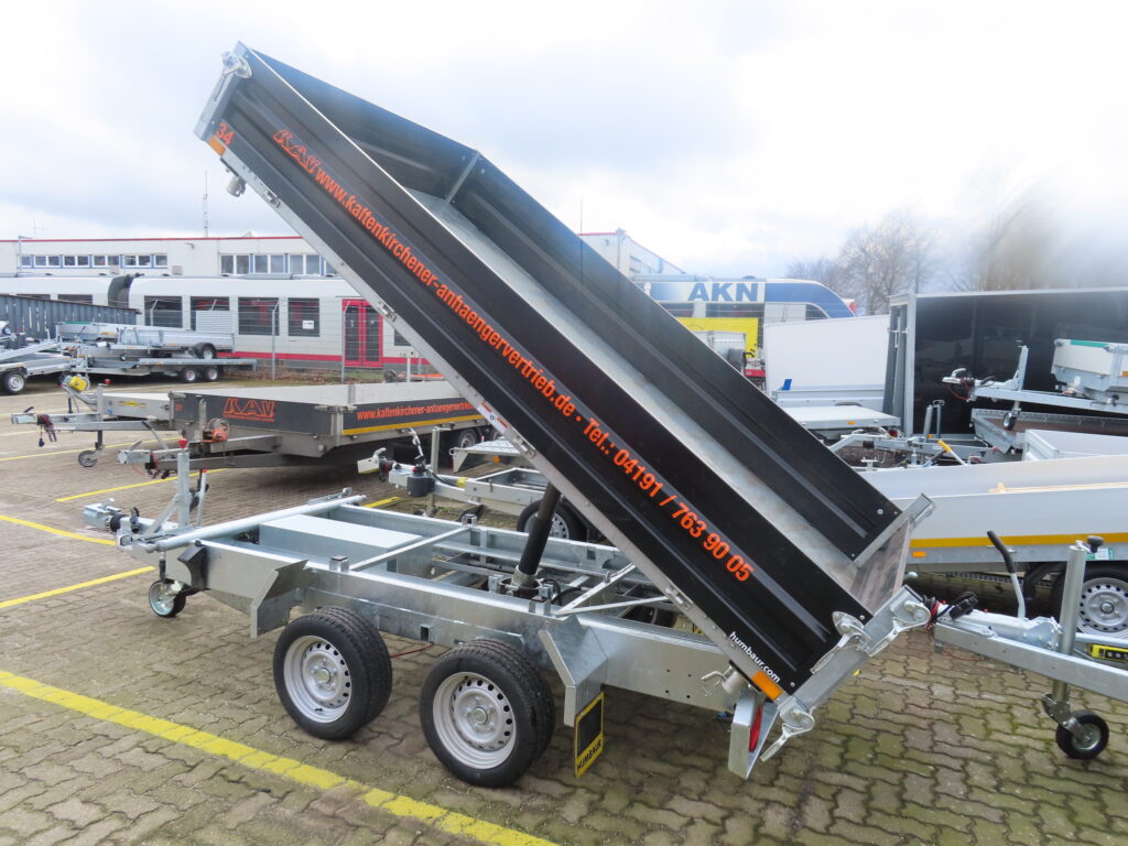 Kippanhänger mit E-Pumpe und hochgefahrener Ladefläche