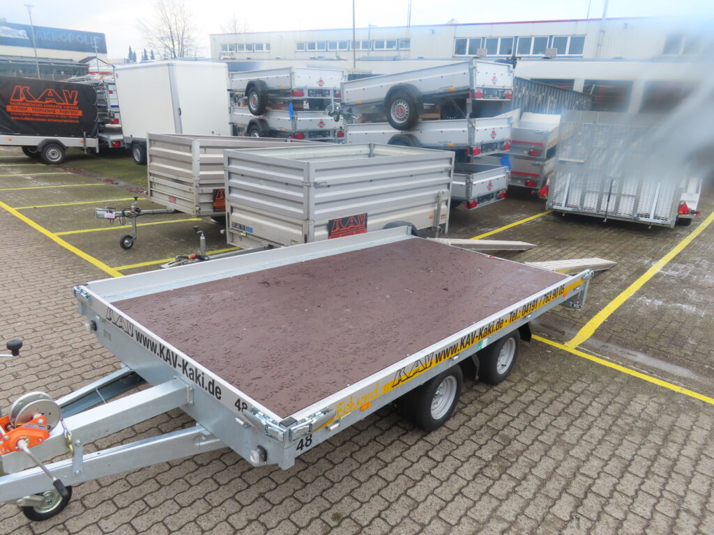 Universaltrailer freistehend auf Parkplatz