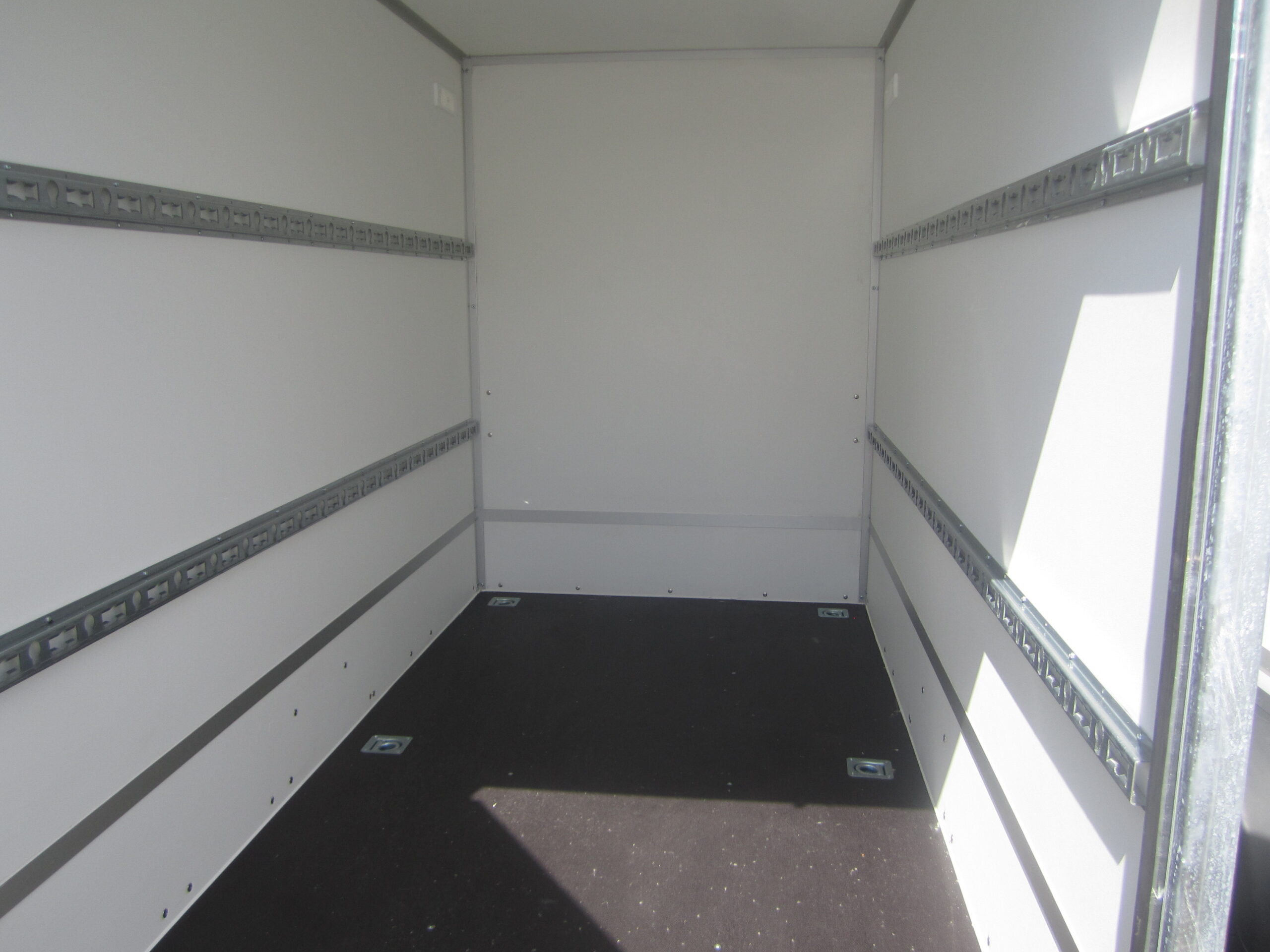 PKW Anhänger Blyss Kofferanhänger 2,62 Rampe 1300 KG1,80 Blyss100 km/h – Bild 4