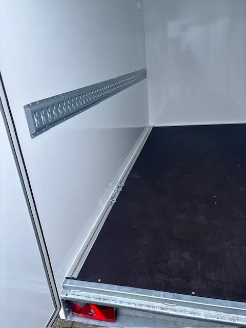 Blyss Kofferanhänger 1300 KG – SANDWICH (PREMIUM LINE) FS1330/180HL Außenwände aus Sandwichwänden 25 mm – Bild 12