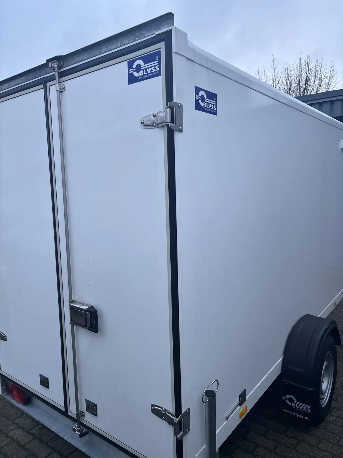 Blyss Kofferanhänger 1300 KG – SANDWICH (PREMIUM LINE) FS1330/180HL Außenwände aus Sandwichwänden 25 mm – Bild 14