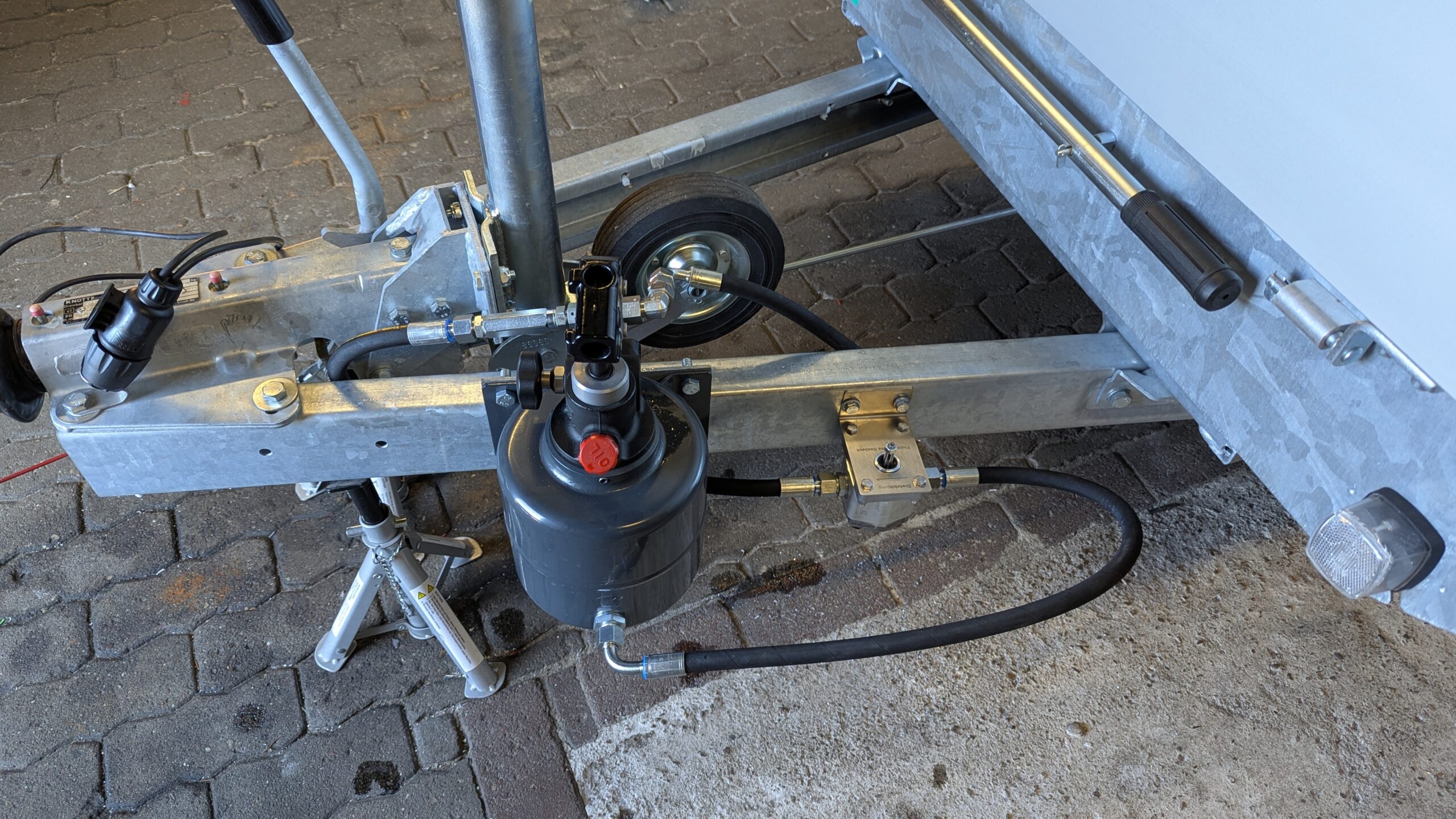 Akkuschrauber Hydraulikpumpe eingebaut