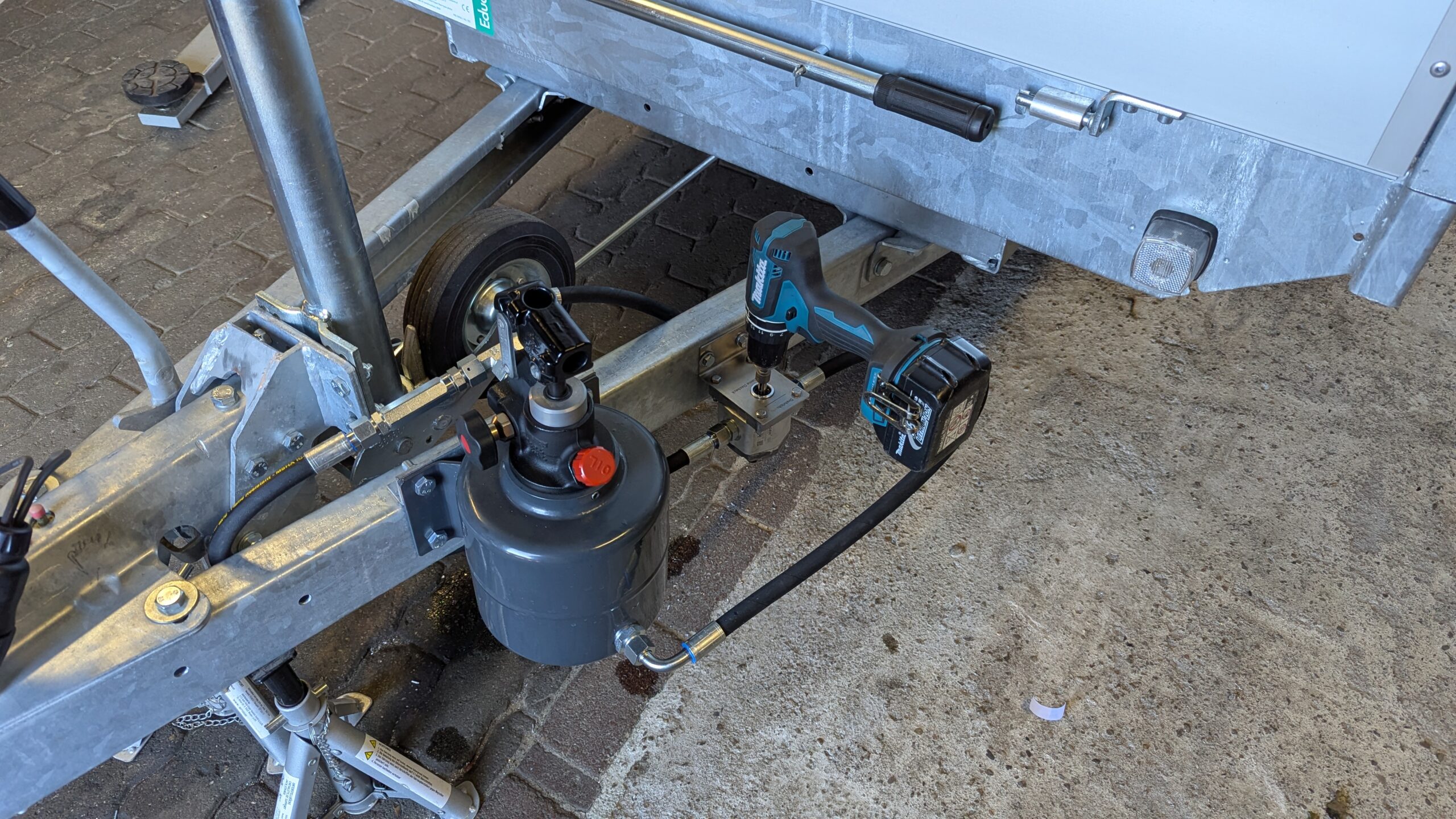 Akkuschrauber Hydraulikpumpe mit Akkuschrauber BSP.