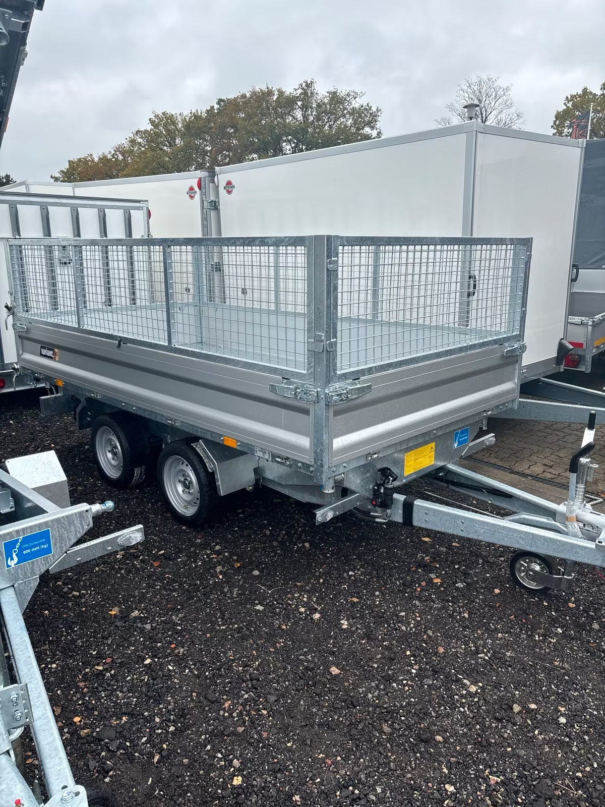 VARIANT 3517 TB 3 Seiten Kipper 3500 KG 320x186 cm mit Gitter und Rampen Neufahrzeug – Bild 2