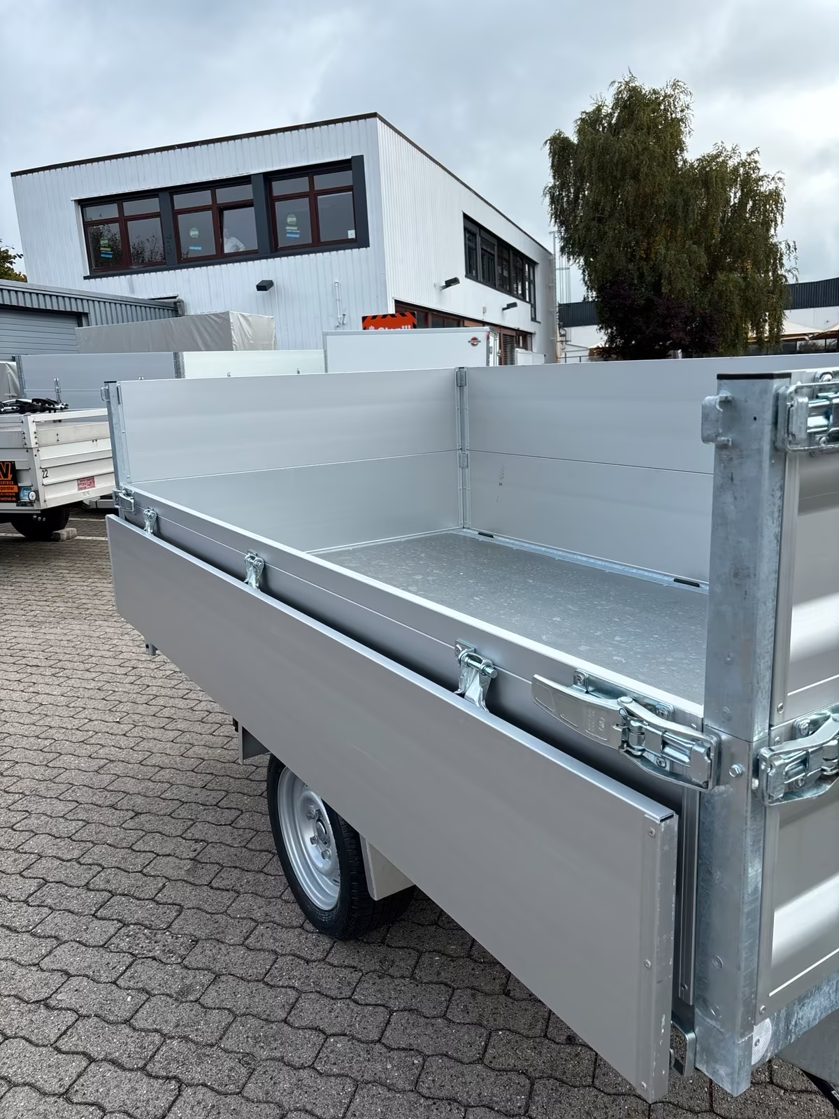 VARIANT 1815 T2 1800 KG Heckkipper mit E-Pumpe und Aluaufsatz 35 cm Ladefläche 254x145 cm. PKW Anhänger Neufahrzeug. Blattfedern. – Bild 2