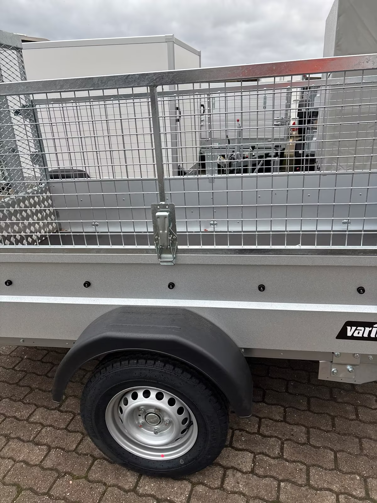 VARIANT 1304 F1 MR 1 Achs Kastenanhänger 257x145 cm 1350 KG mit Heckrampe und Gitteraufsatz Neufahrzeug – Bild 4