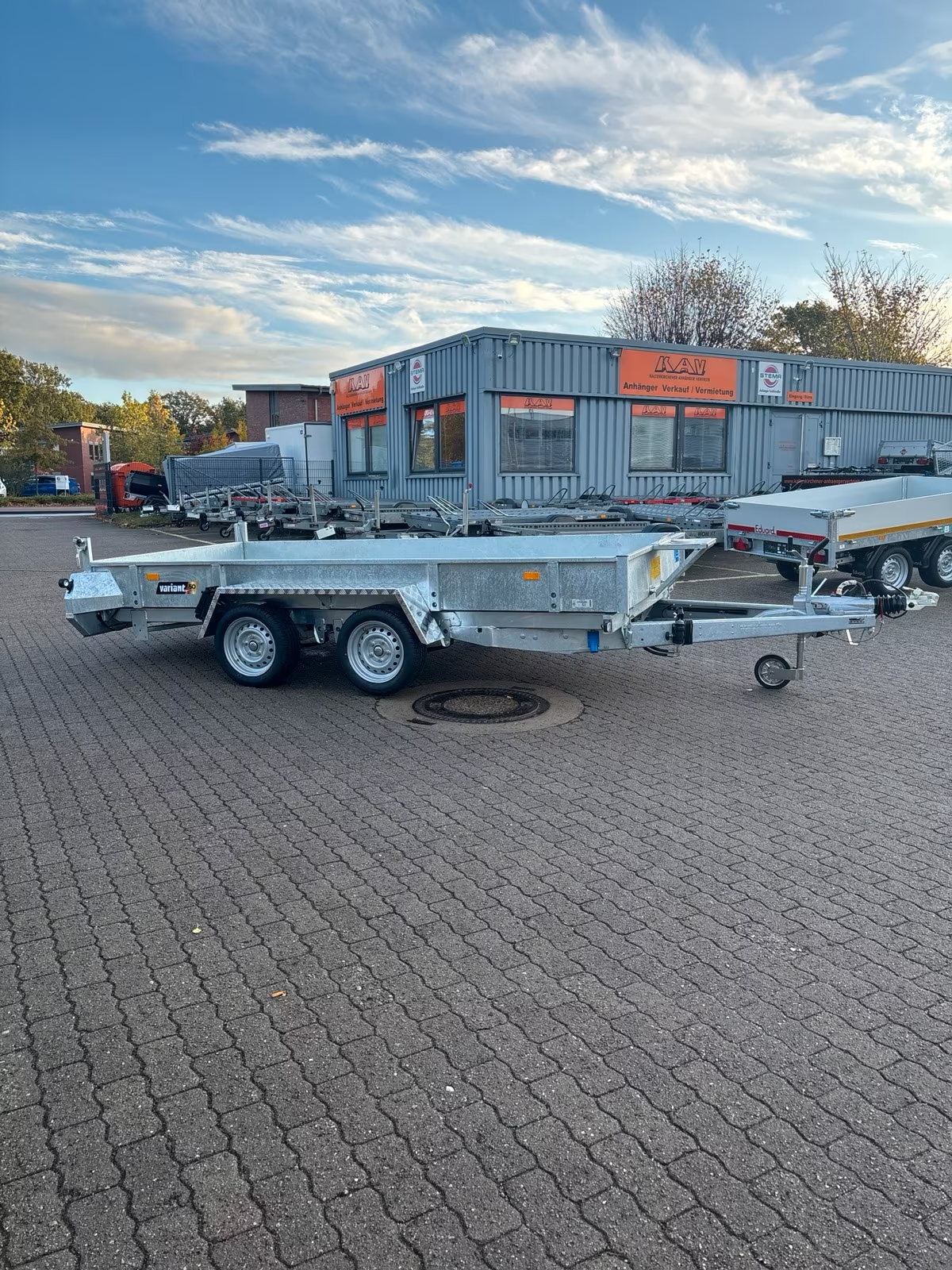 VARIANT 3517 MT 3500 KG Heckkipper mit E-Pumpe Auffahrrampen und Schaufelablage Neufahrzeug MAXI-LOAD PKW Anhänger Baumaschinen Transport Anhänger – Bild 2