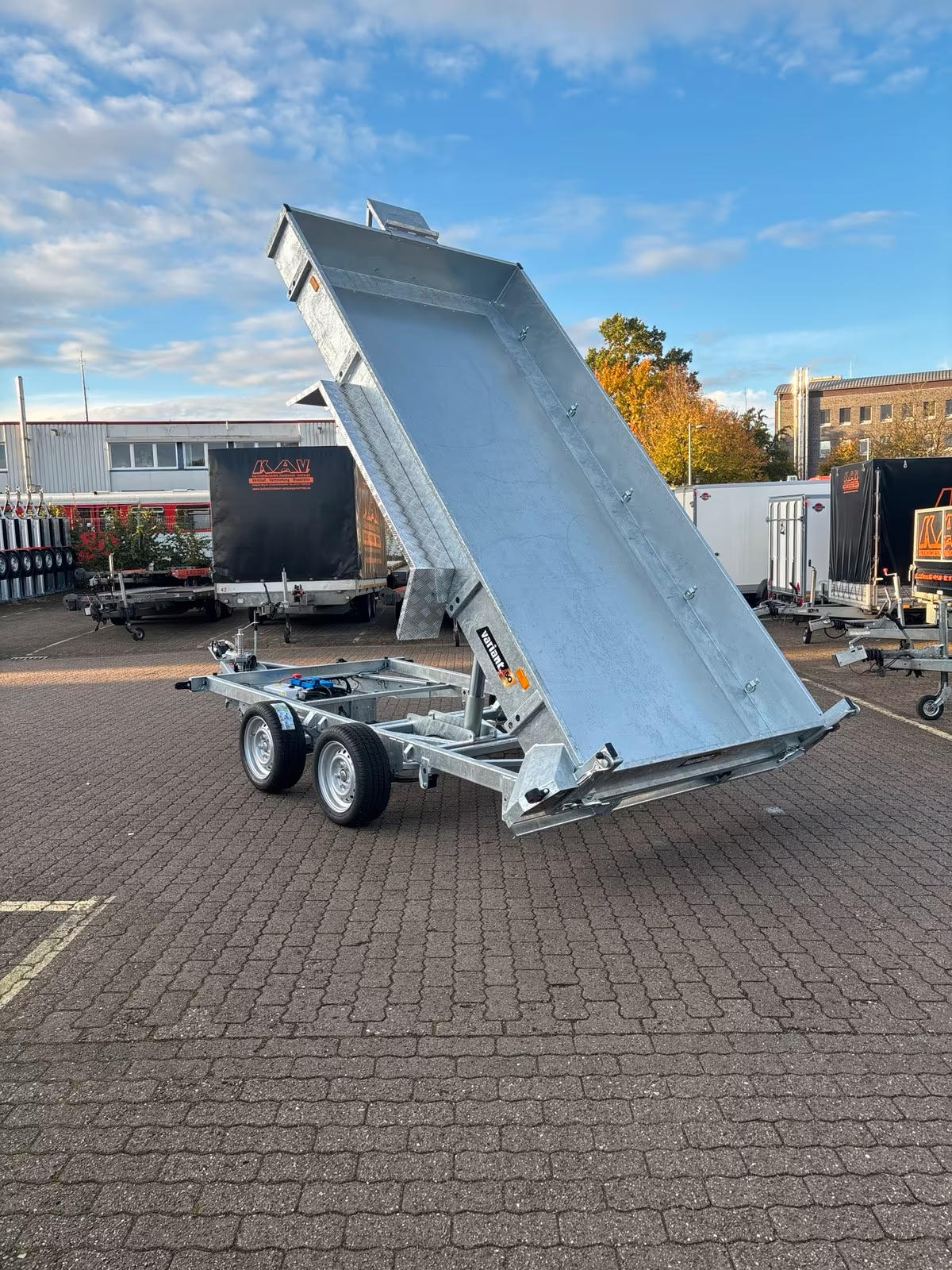 VARIANT 3517 MT 3500 KG Heckkipper mit E-Pumpe Auffahrrampen und Schaufelablage Neufahrzeug MAXI-LOAD PKW Anhänger Baumaschinen Transport Anhänger – Bild 8