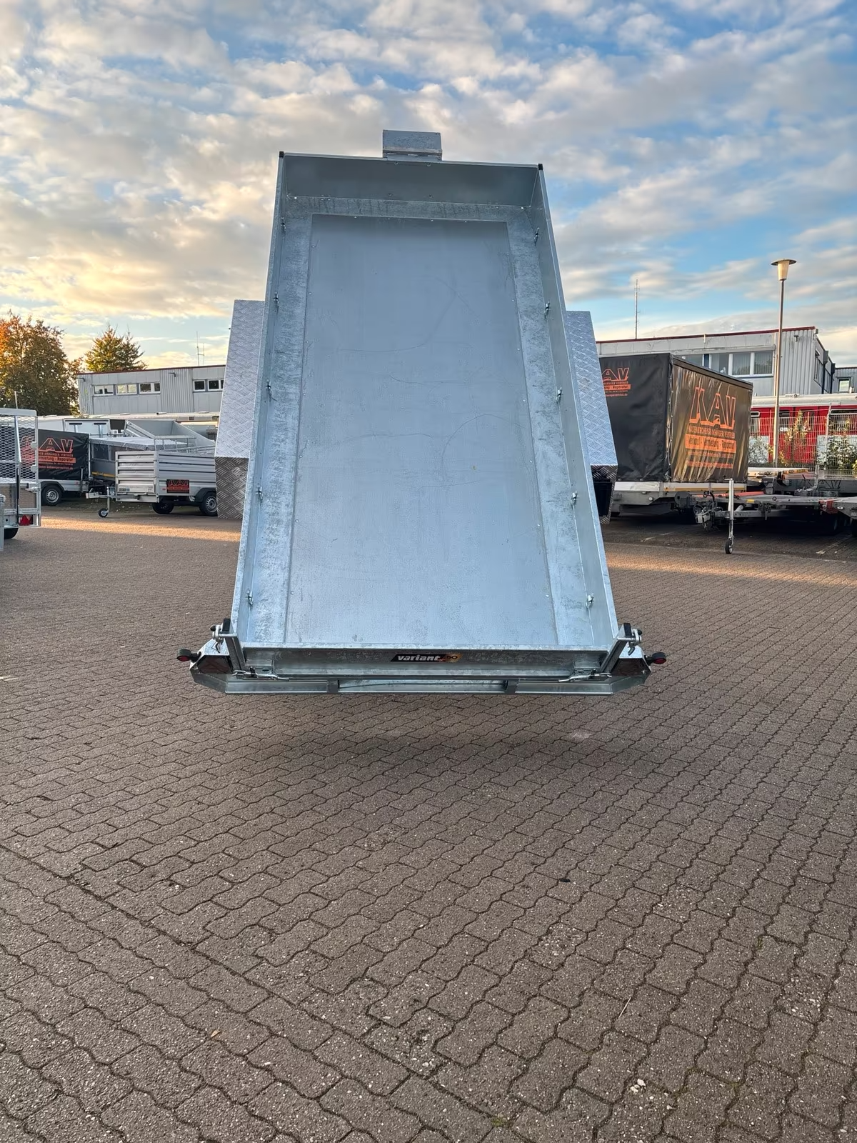 VARIANT 3517 MT 3500 KG Heckkipper mit E-Pumpe Auffahrrampen und Schaufelablage Neufahrzeug MAXI-LOAD PKW Anhänger Baumaschinen Transport Anhänger – Bild 3