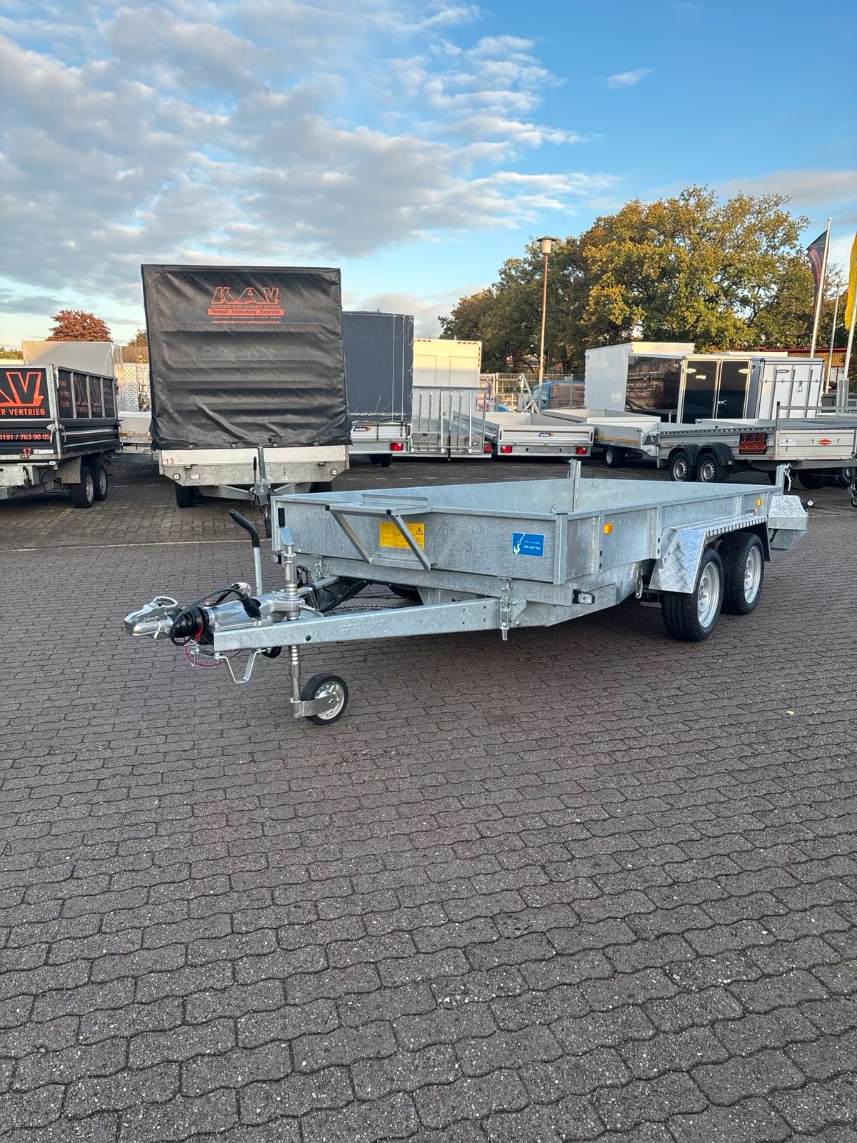 VARIANT 3517 MT 3500 KG Heckkipper mit E-Pumpe Auffahrrampen und Schaufelablage Neufahrzeug MAXI-LOAD PKW Anhänger Baumaschinen Transport Anhänger – Bild 9