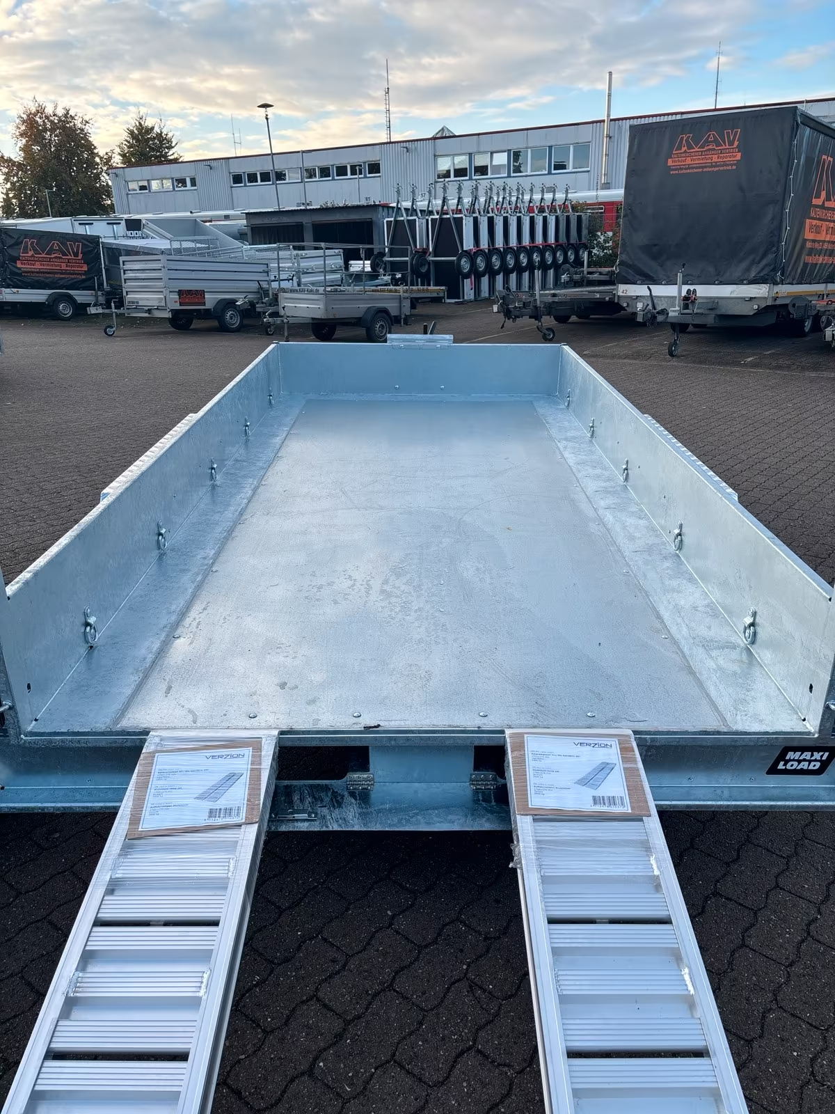 VARIANT 3517 MT 3500 KG Heckkipper mit E-Pumpe Auffahrrampen und Schaufelablage Neufahrzeug MAXI-LOAD PKW Anhänger Baumaschinen Transport Anhänger – Bild 4