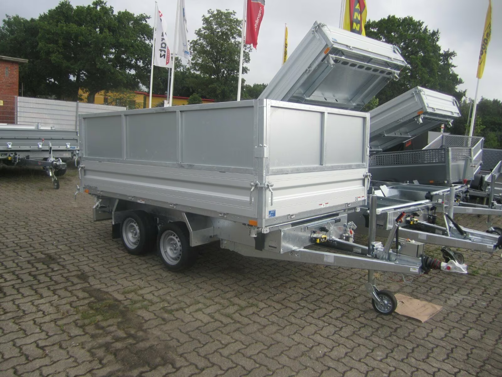 Humbaur HTK 3500.31 3 seiten Kipper 3500 KG E-Pumpe u. Stahl Aufsatz PKW Anhänger Neu