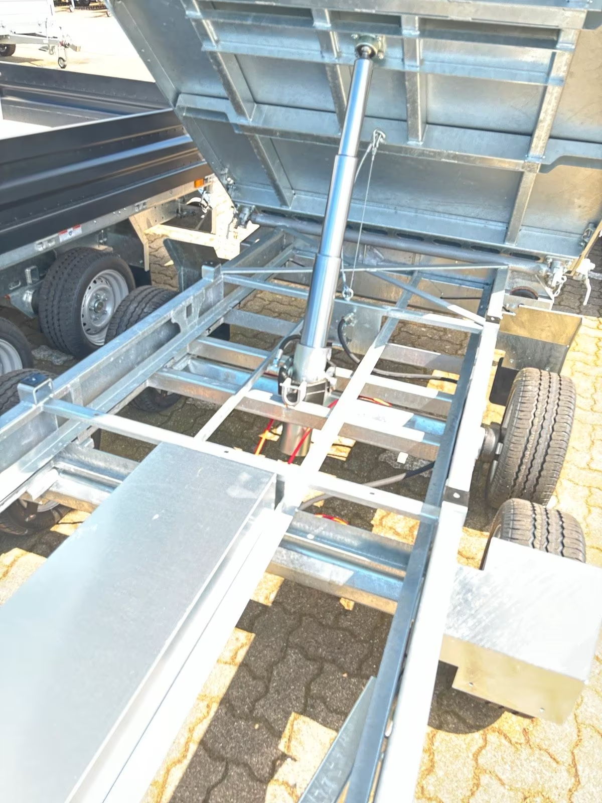 Humbaur 3 seiten inkl. E-Pumpe u. Stahlbordwänden schwarz HTK 3000.31 PKW Anhänger Neufahrzeug – Bild 3