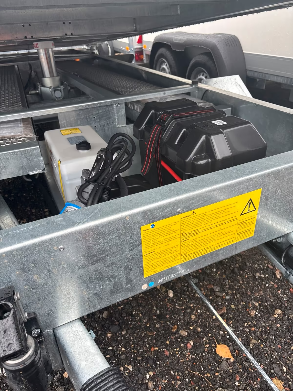 VARIANT 3517 TB 3 Seiten Kipper 3500 KG 320x186 cm mit Gitter und Rampen Neufahrzeug – Bild 3