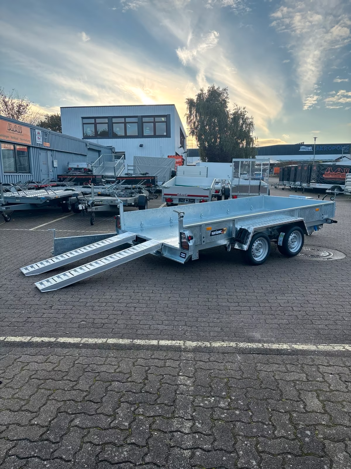 VARIANT 3517 MT 3500 KG Heckkipper mit E-Pumpe Auffahrrampen und Schaufelablage Neufahrzeug MAXI-LOAD PKW Anhänger Baumaschinen Transport Anhänger – Bild 7