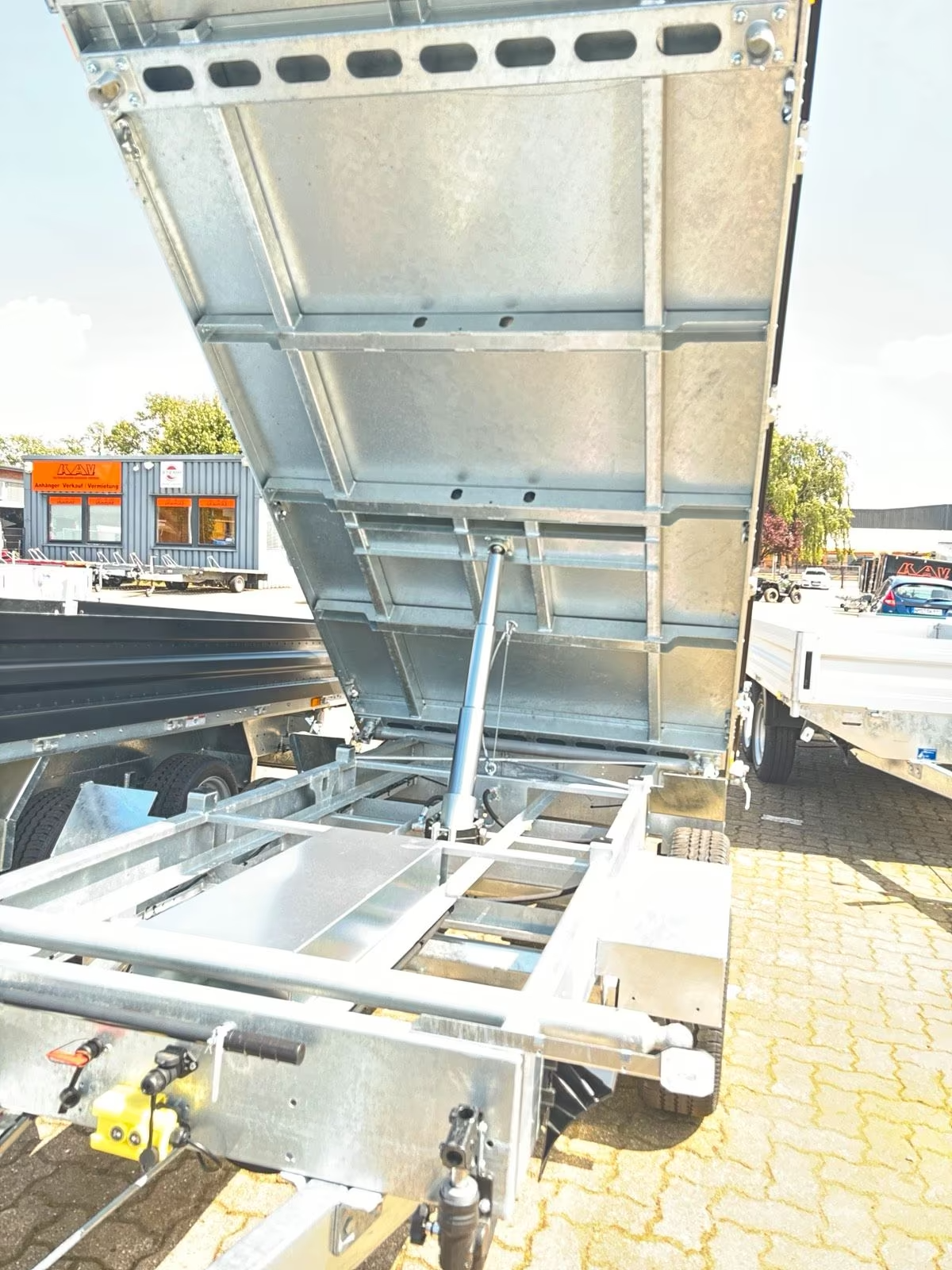 Humbaur 3 seiten inkl. E-Pumpe u. Stahlbordwänden schwarz HTK 3000.31 PKW Anhänger Neufahrzeug – Bild 6