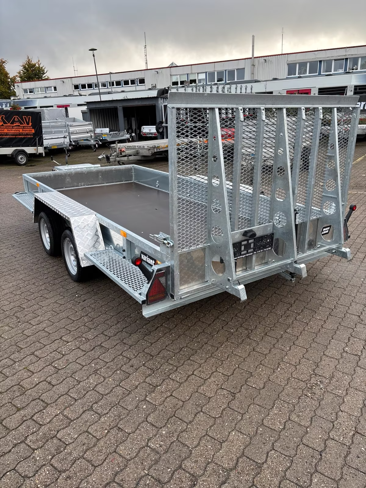 Variant Baumaschinen Anhänger 3518 M4 mit Heckrampe 3500 KG PKW Anhänger Neufahrzeug – Bild 4