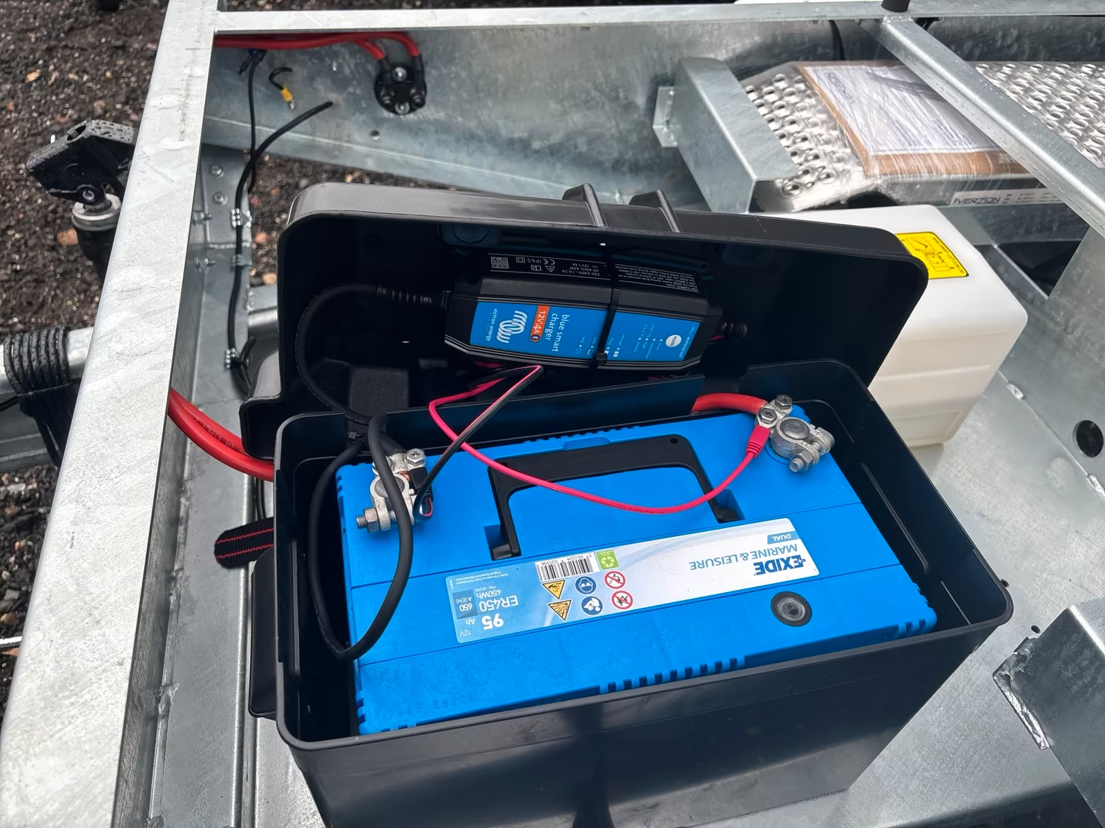 VARIANT 3517 TB 3 Seiten Kipper 3500 KG 320x186 cm mit Gitter und Rampen Neufahrzeug – Bild 7