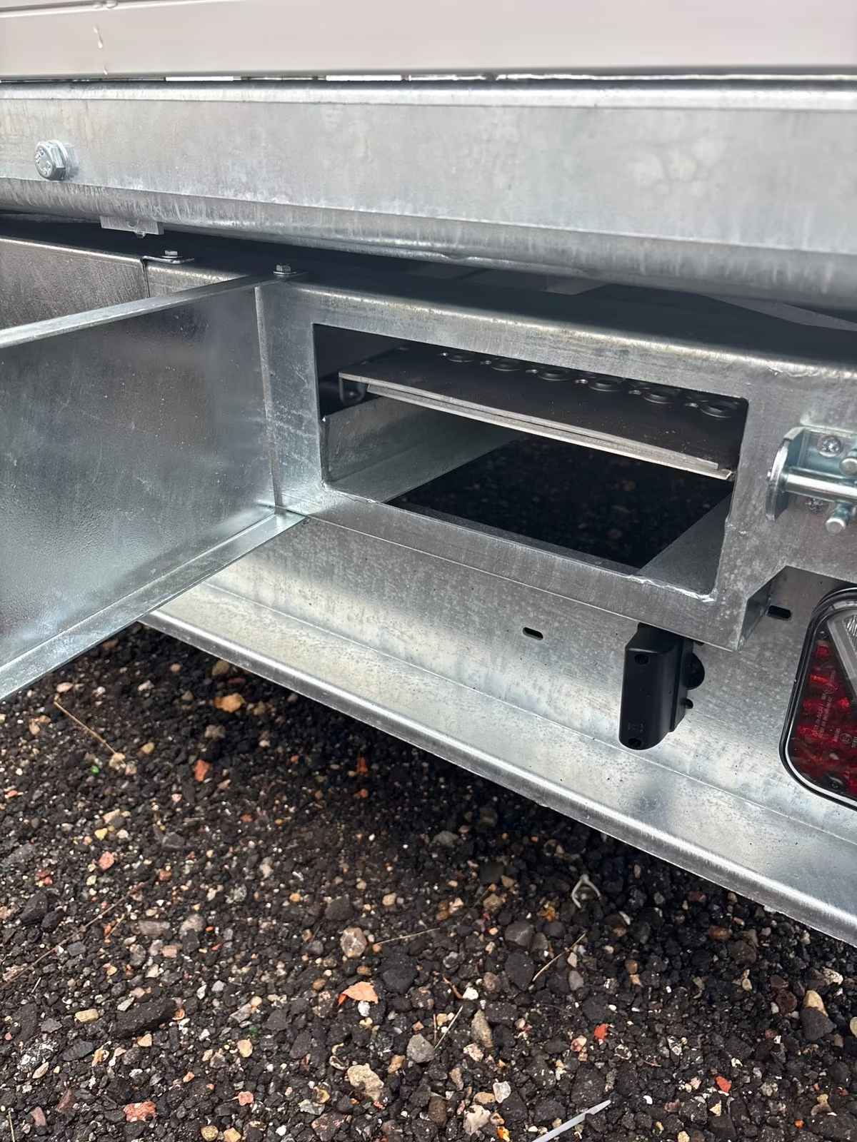 VARIANT 3517 TB 3 Seiten Kipper 3500 KG 320x186 cm mit Gitter und Rampen Neufahrzeug – Bild 9