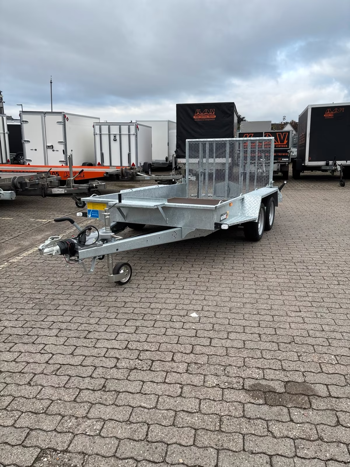 Variant Baumaschienenanhänger mit Rampe