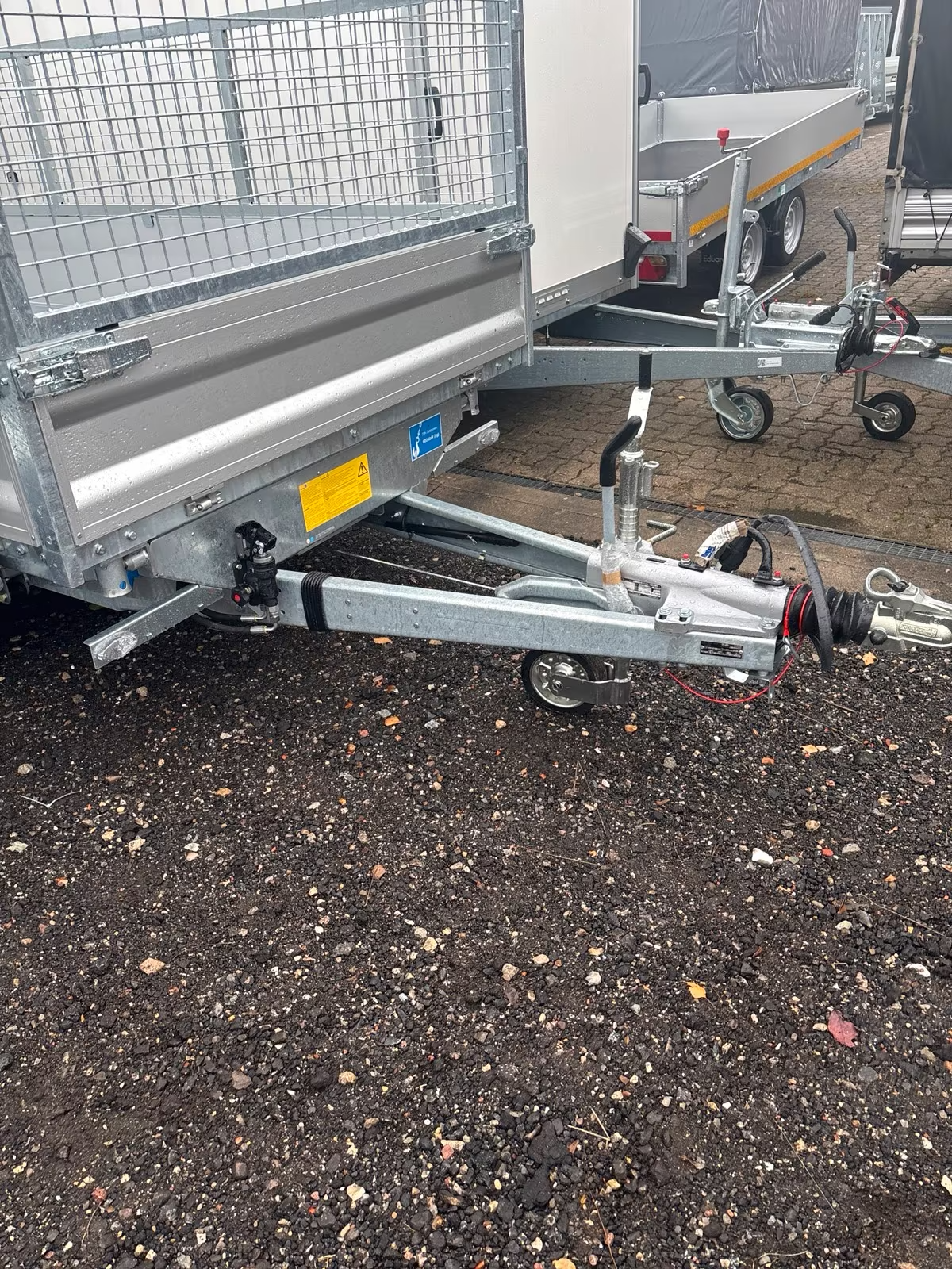 VARIANT 3517 TB 3 Seiten Kipper 3500 KG 320x186 cm mit Gitter und Rampen Neufahrzeug – Bild 10