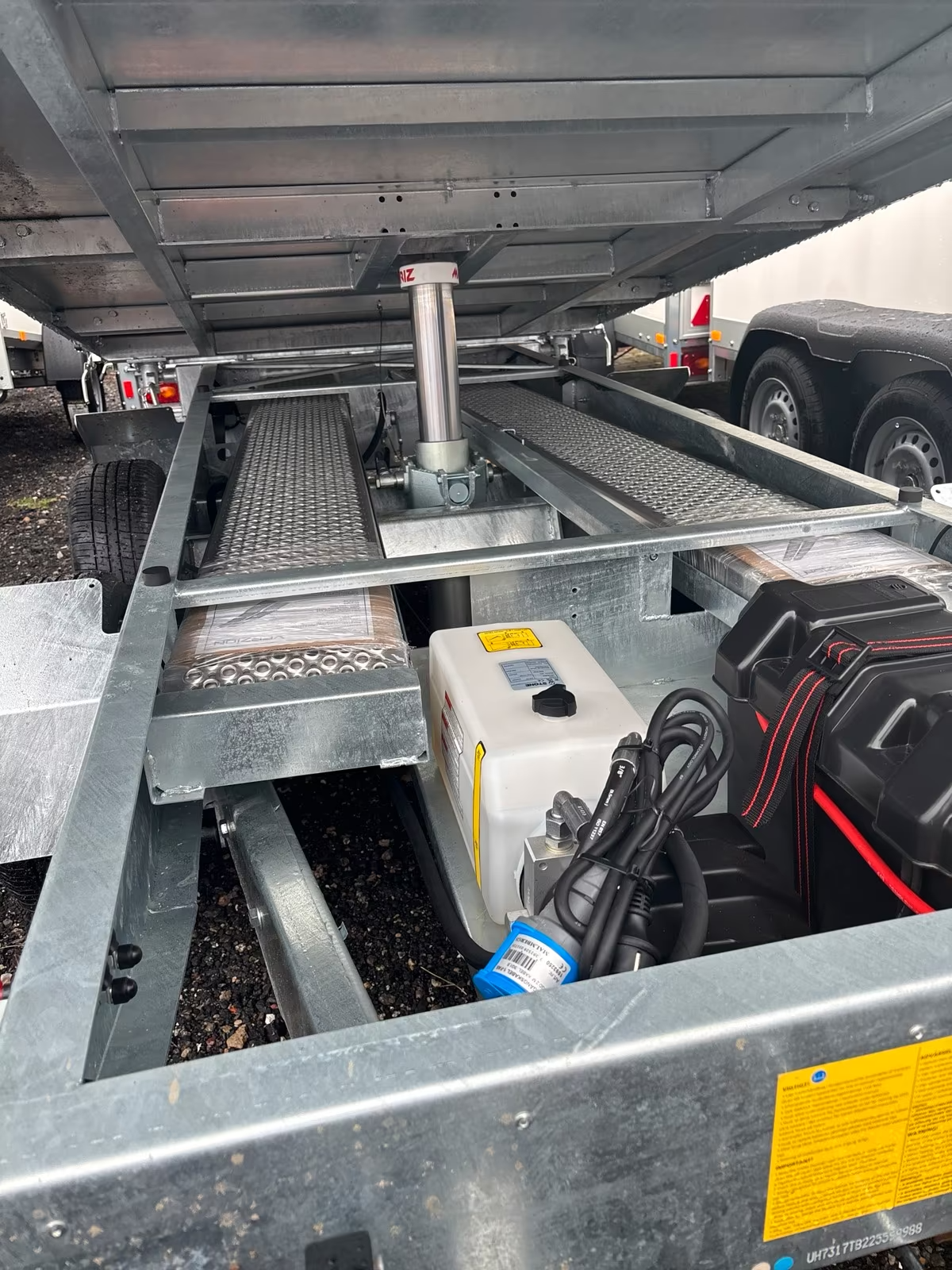 VARIANT 3517 TB 3 Seiten Kipper 3500 KG 320x186 cm mit Gitter und Rampen Neufahrzeug – Bild 11