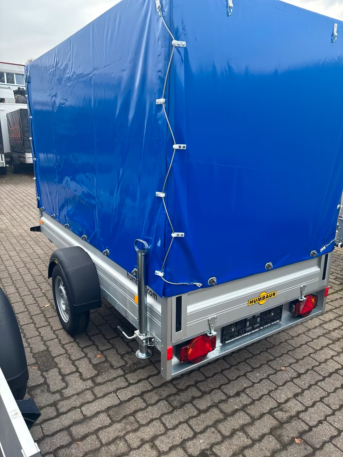 Humbaur Planen Anhänger 750 KG 2,51x1,31 m Innen Höhe 160 cm Tieflader PKW Anhänger Neu – Bild 2