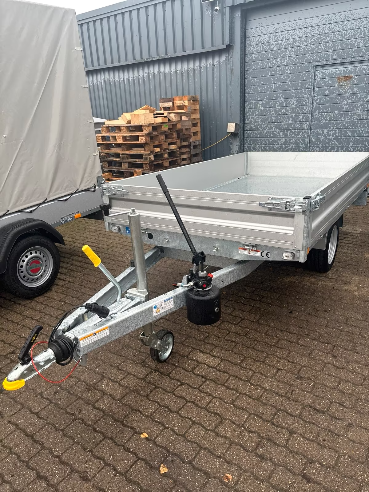 Humbaur 1 Achs Heckkipper 1500 KG 2,68x1,50 m Handpumpe PKW Anhänger Neufahrzeug – Bild 2