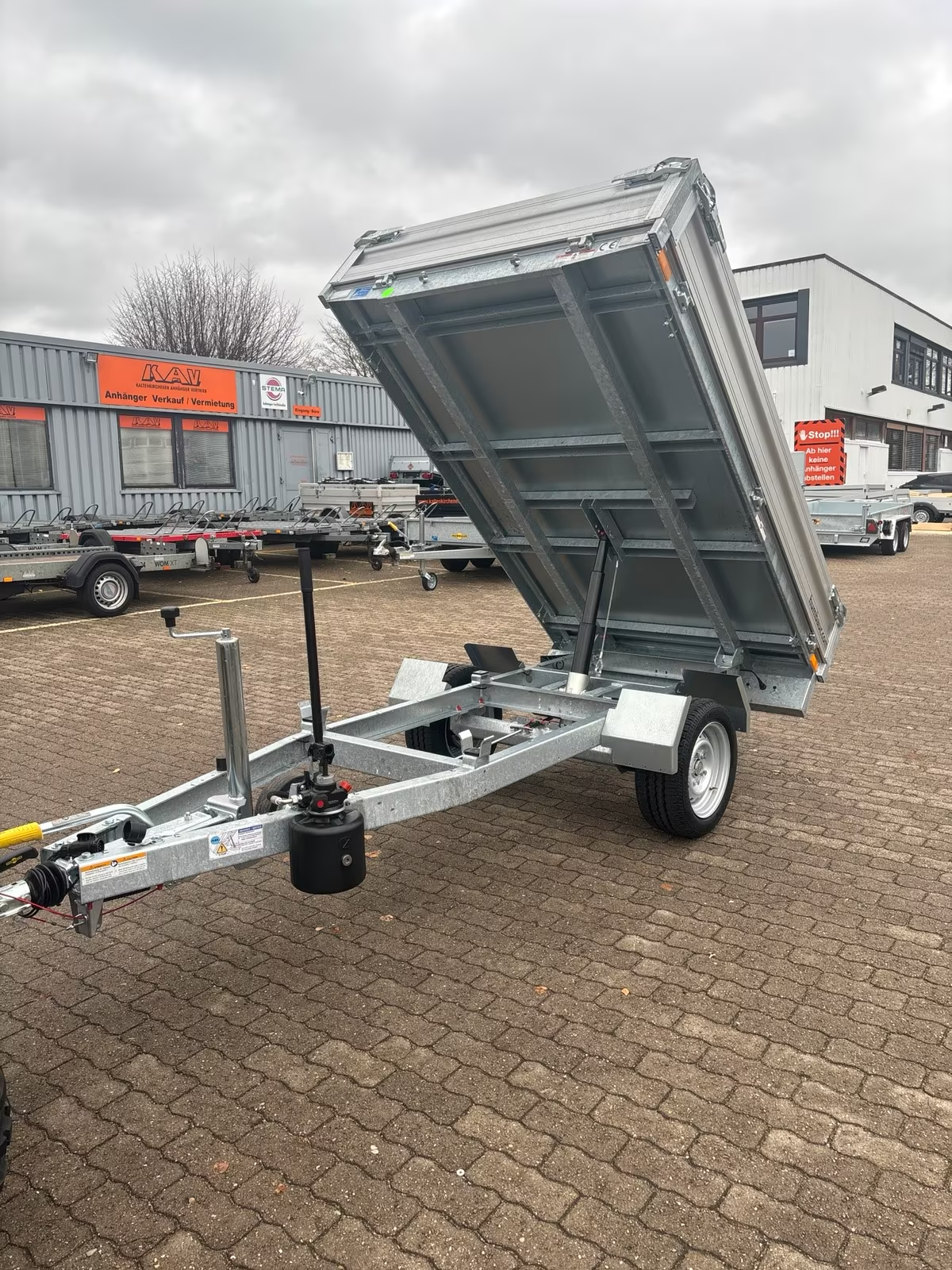 Humbaur 1 Achs Heckkipper 1500 KG 2,30x1,40 m mit Handpumpe .PKW Anhänger Neufahrzeug