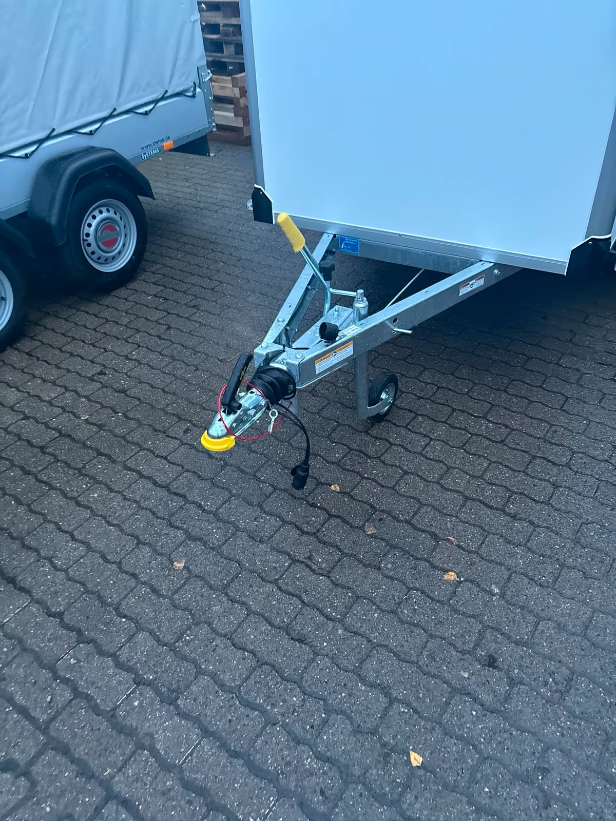 Humbaur Kofferanhänger 1300 KG 132513 2,50x1,30 m 152 cm Innen Höhe PKW Anhänger Neufahrzeug – Bild 5