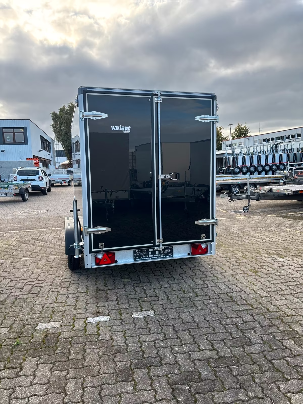 Kofferanhänger 2000 KG 3,02×1,68 Innenhöhe 1,88 m VARIANT 2017 C3 EDITION – CARGO EDITION mit Hecktüren Neufahrzeug Schwarze Seitenwände Alufelgen PKW Anhänger – Bild 2