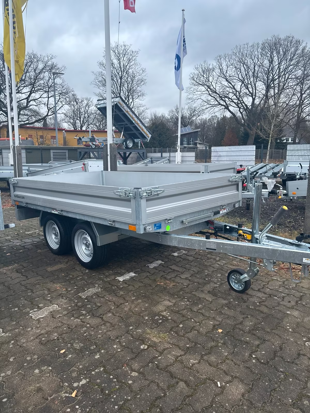 Humbaur 2700 KG Heckkipper Doppelachser 2,68x1,50 m Elektro und Handpumpe – Bild 2