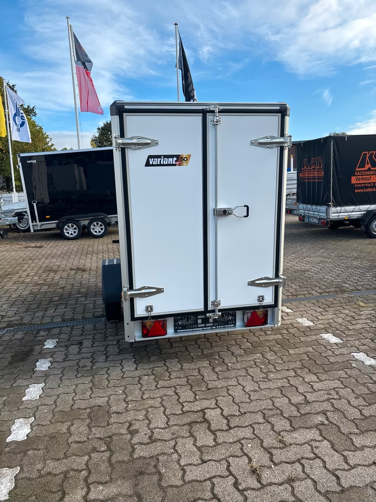 VARIANT 713 C2 BASIC – 2,58x1,28 m Innen Höhe 1,57 m 750 KG GESCHLOSSENER KOFFERANHÄNGER mit Hecktüren Neufahrzeug PKW Anhänger – Bild 2