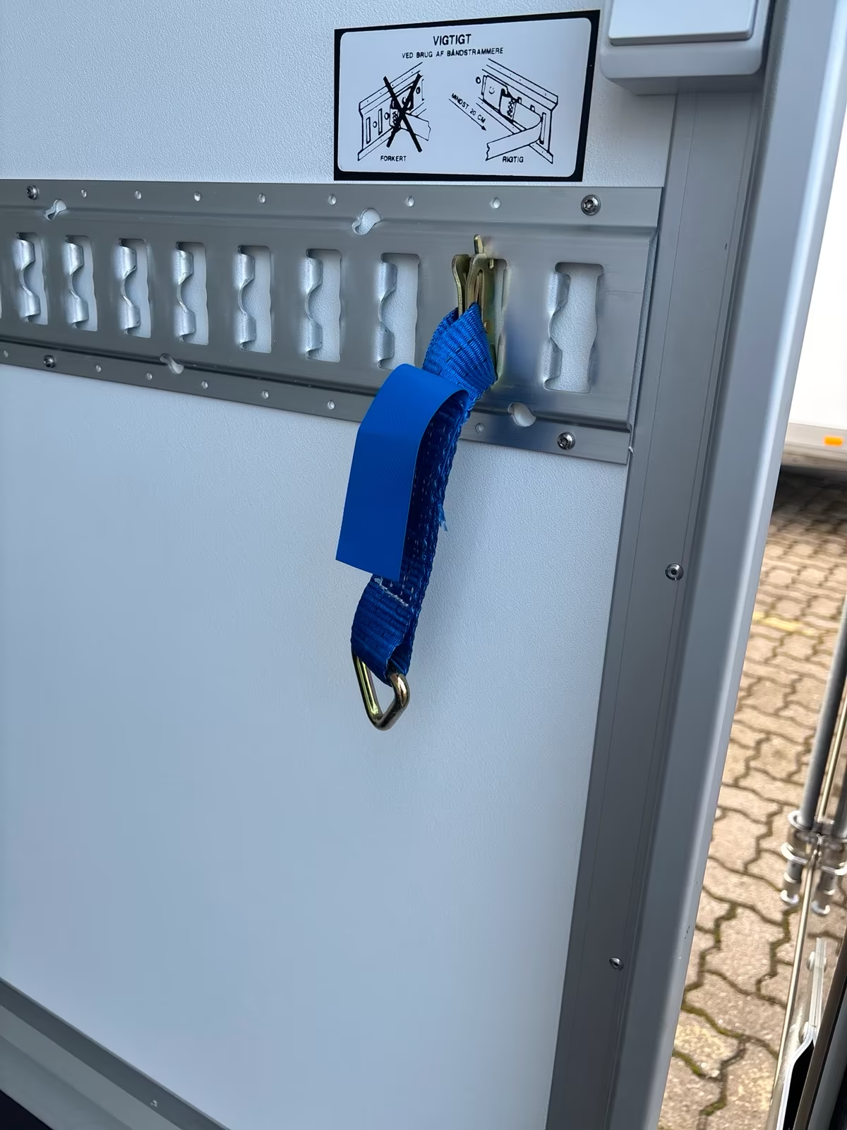 Kofferanhänger 2000 KG 3,02×1,68 Innenhöhe 1,88 m VARIANT 2017 C3 EDITION – CARGO EDITION mit Hecktüren Neufahrzeug Schwarze Seitenwände Alufelgen PKW Anhänger – Bild 3