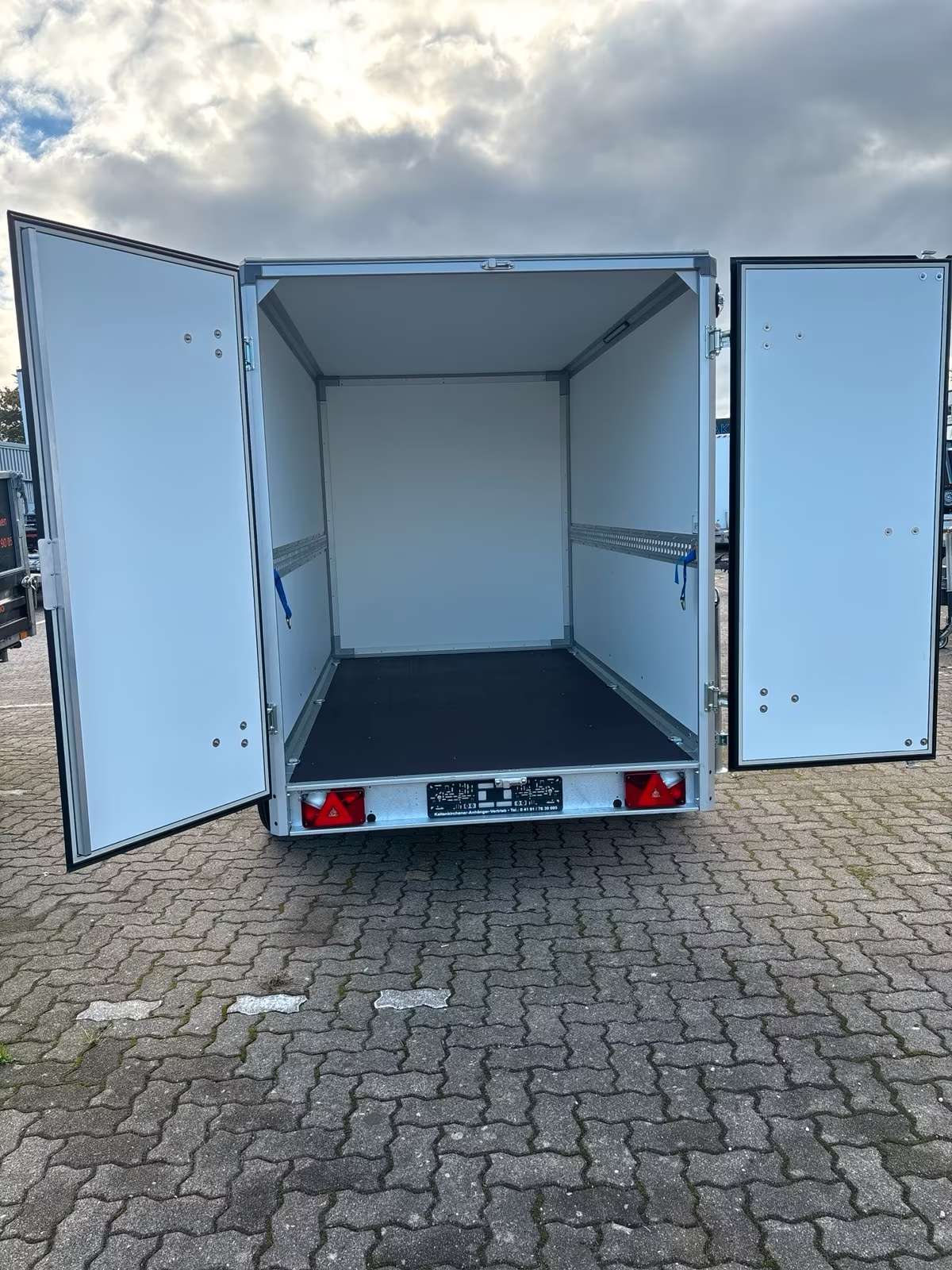 Kofferanhänger 2000 KG 3,02×1,68 Innenhöhe 1,88 m VARIANT 2017 C3 EDITION – CARGO EDITION mit Hecktüren Neufahrzeug Schwarze Seitenwände Alufelgen PKW Anhänger – Bild 8