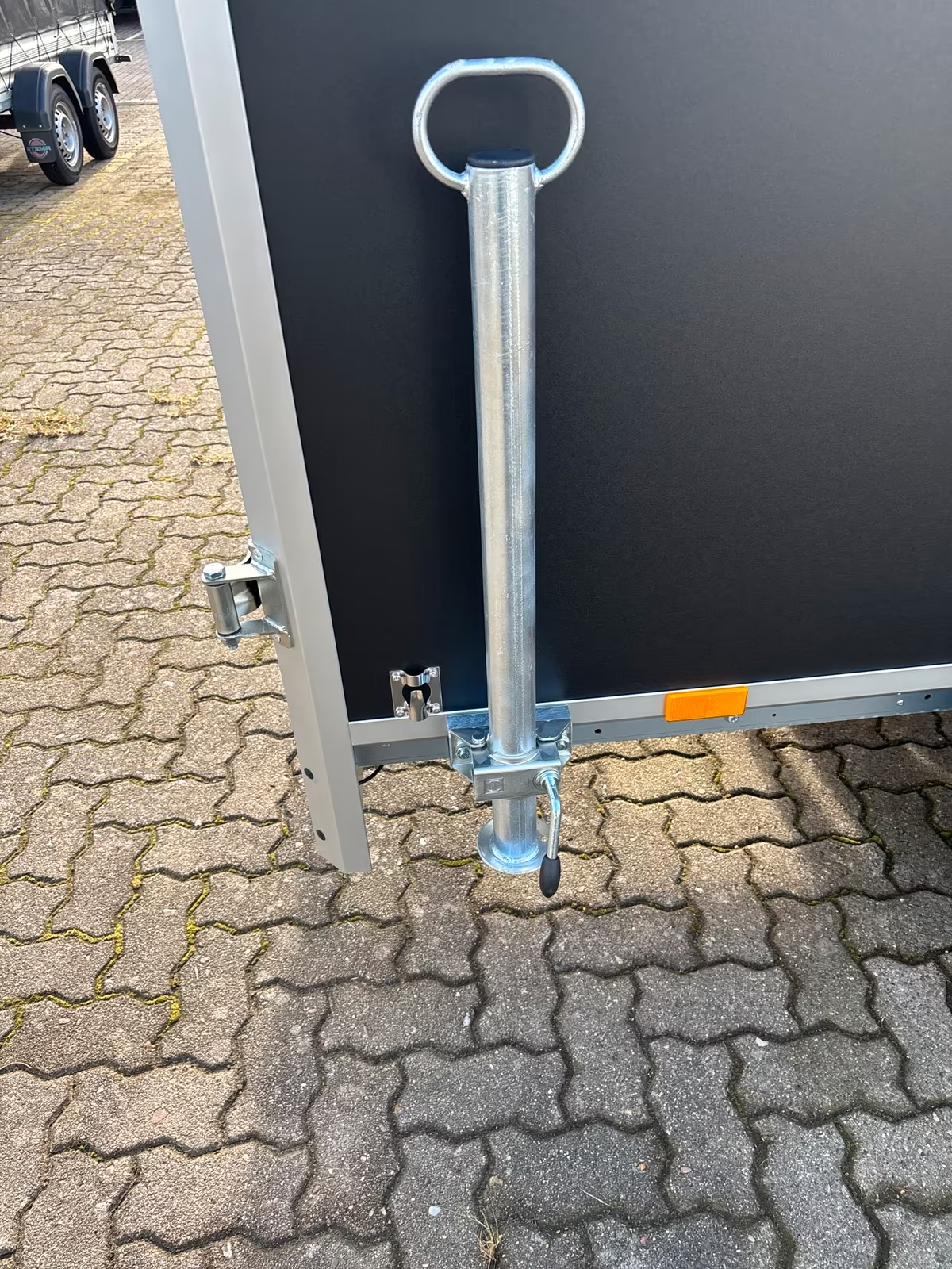 Kofferanhänger VARIANT 1315 C2 EDITION mit Hecktüren Innen Masse 2,58×1,48 m Innenhöhe 1,57 m 1350 KG Neufahrzeug Edition Model Schwarze Wände Alufelgen PKW Anhänger – Bild 5