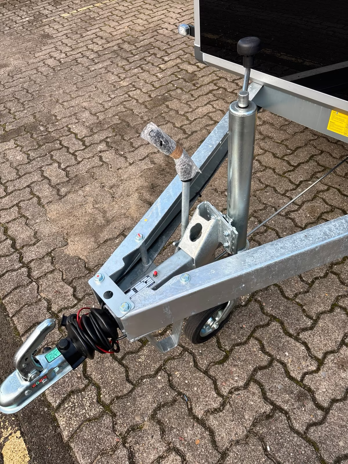 Kofferanhänger 2000 KG 3,02×1,68 Innenhöhe 1,88 m VARIANT 2017 C3 EDITION – CARGO EDITION mit Hecktüren Neufahrzeug Schwarze Seitenwände Alufelgen PKW Anhänger – Bild 9