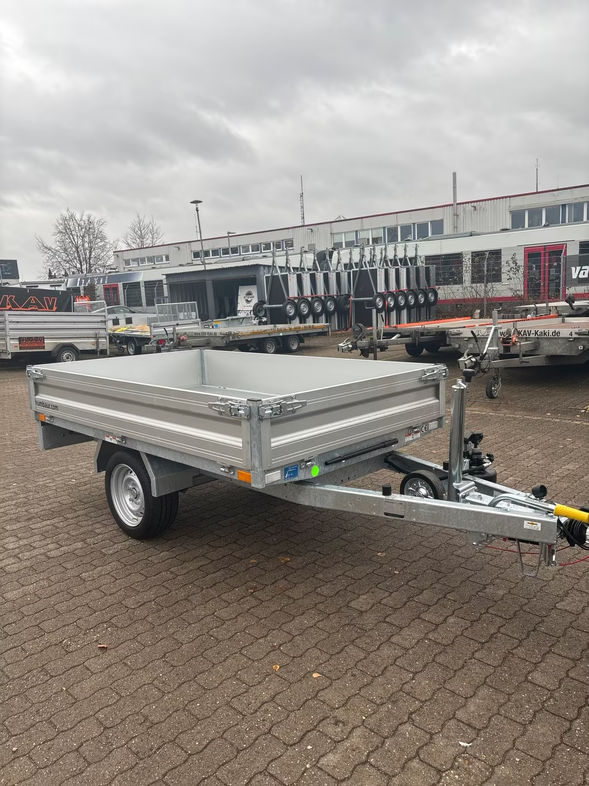 Humbaur 1 Achs Heckkipper 1500 KG 2,30x1,40 m mit Handpumpe .PKW Anhänger Neufahrzeug – Bild 3