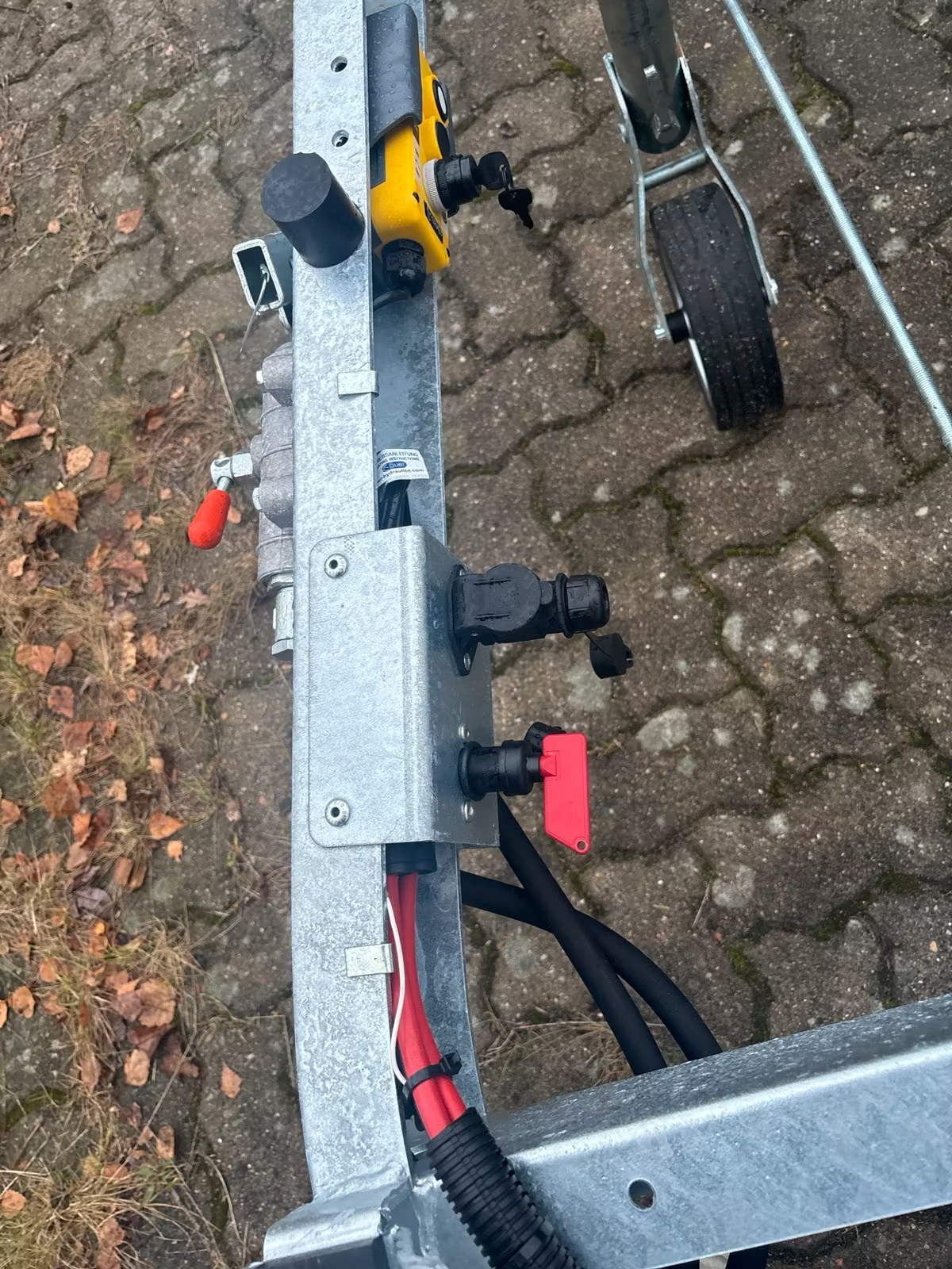 Humbaur 2700 KG Heckkipper Doppelachser 2,68x1,50 m Elektro und Handpumpe – Bild 5