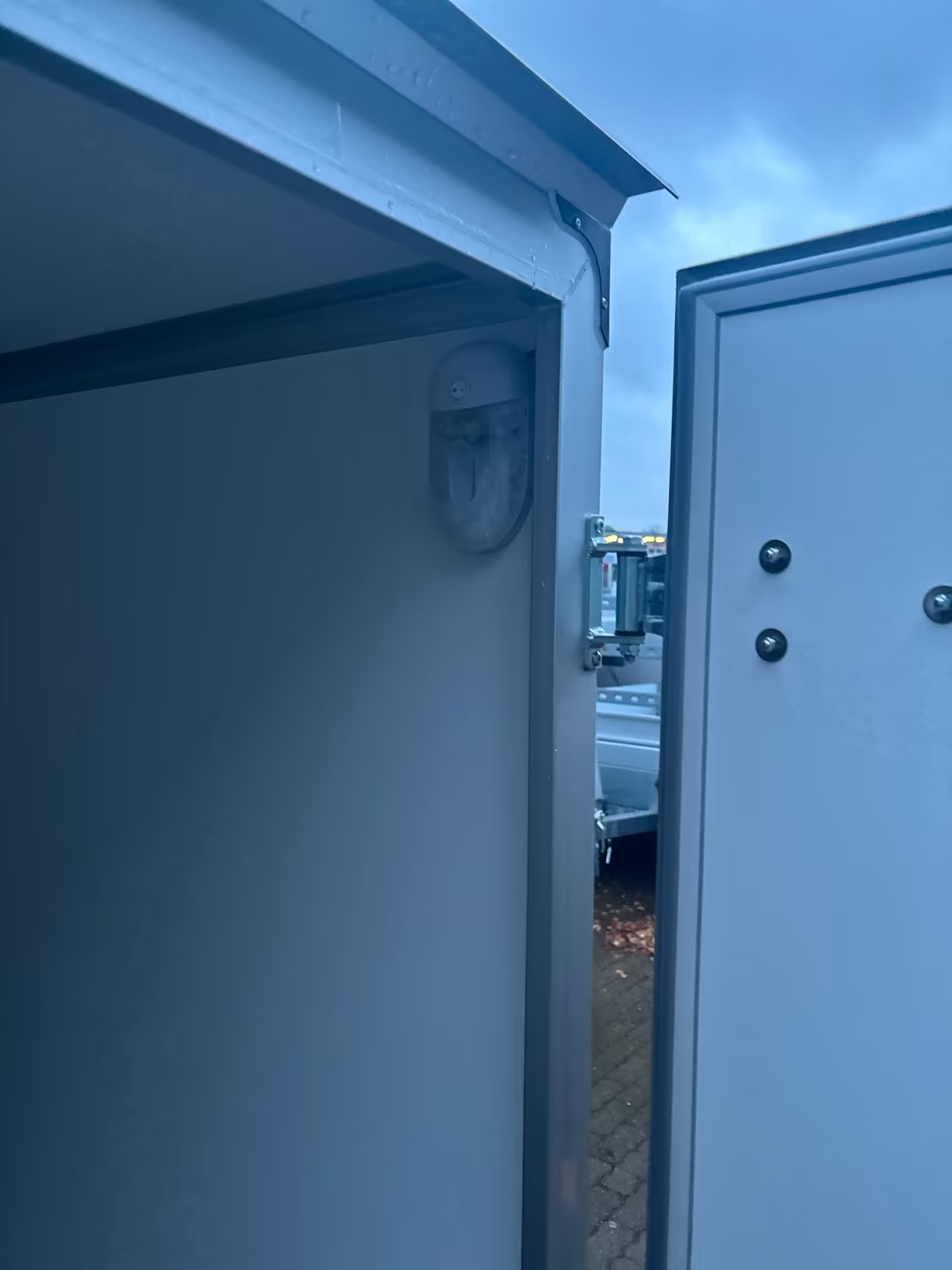 Humbaur Kofferanhänger 1300 KG 132513 2,50x1,30 m 152 cm Innen Höhe PKW Anhänger Neufahrzeug – Bild 3