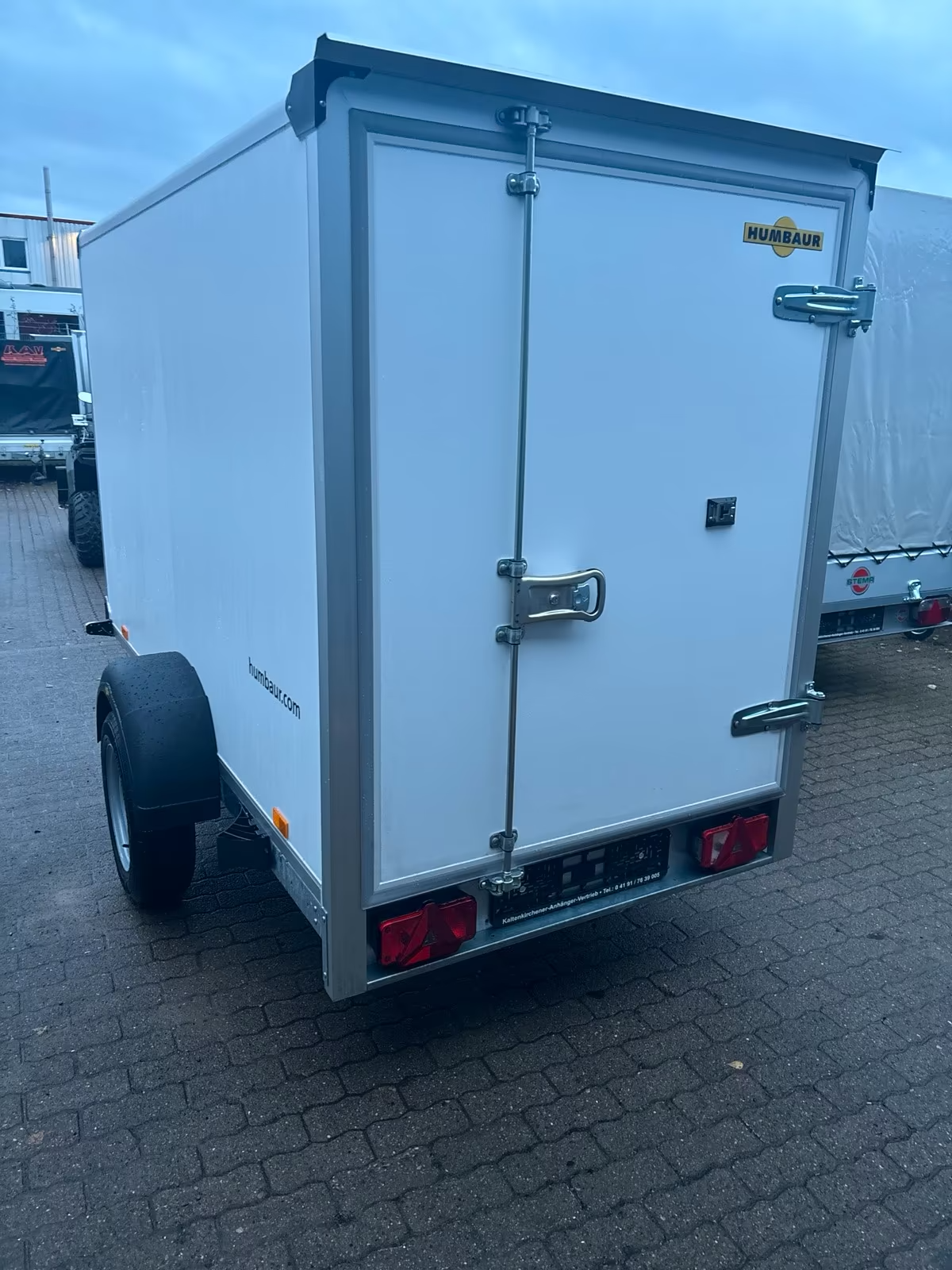Humbaur Kofferanhänger 1300 KG 132513 2,50x1,30 m 152 cm Innen Höhe PKW Anhänger Neufahrzeug – Bild 4