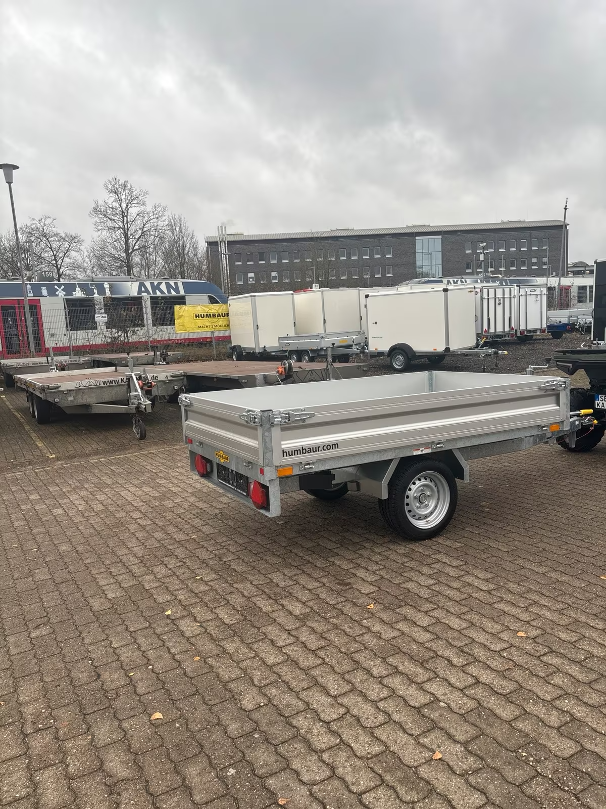 Humbaur 1 Achs Heckkipper 1500 KG 2,30x1,40 m mit Handpumpe .PKW Anhänger Neufahrzeug – Bild 4