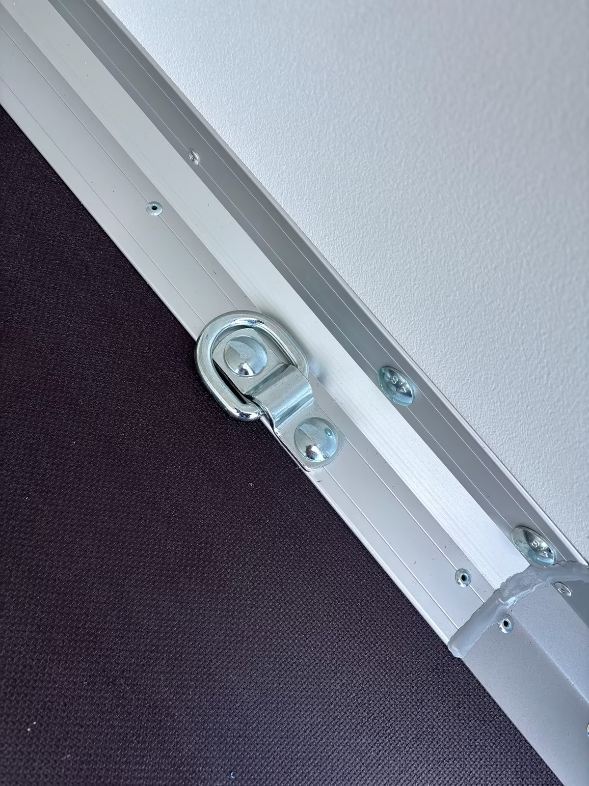 Kofferanhänger 2000 KG 3,02×1,68 Innenhöhe 1,88 m VARIANT 2017 C3 EDITION – CARGO EDITION mit Hecktüren Neufahrzeug Schwarze Seitenwände Alufelgen PKW Anhänger – Bild 4