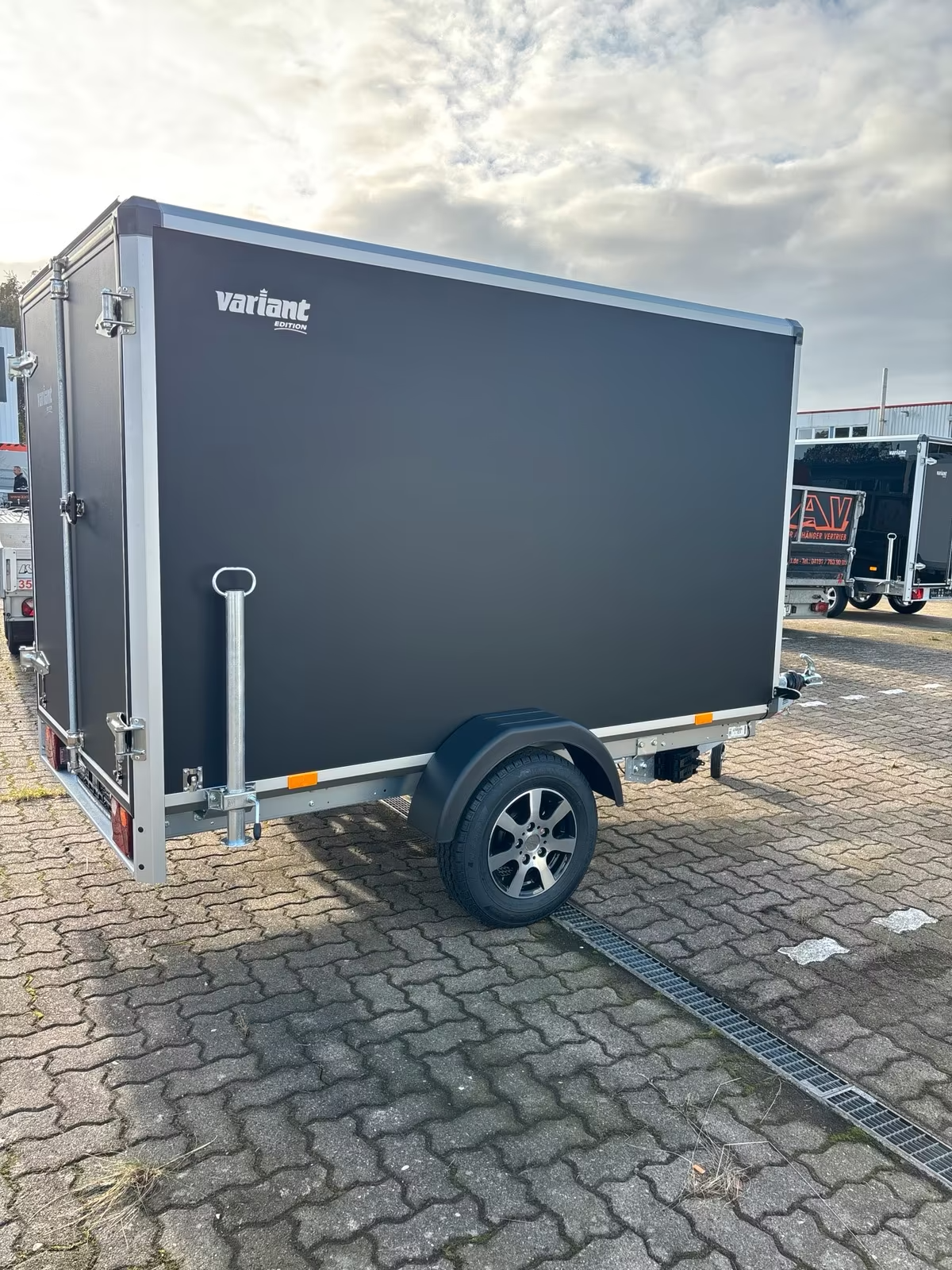 Kofferanhänger VARIANT 1315 C2 EDITION mit Hecktüren Innen Masse 2,58×1,48 m Innenhöhe 1,57 m 1350 KG Neufahrzeug Edition Model Schwarze Wände Alufelgen PKW Anhänger – Bild 7