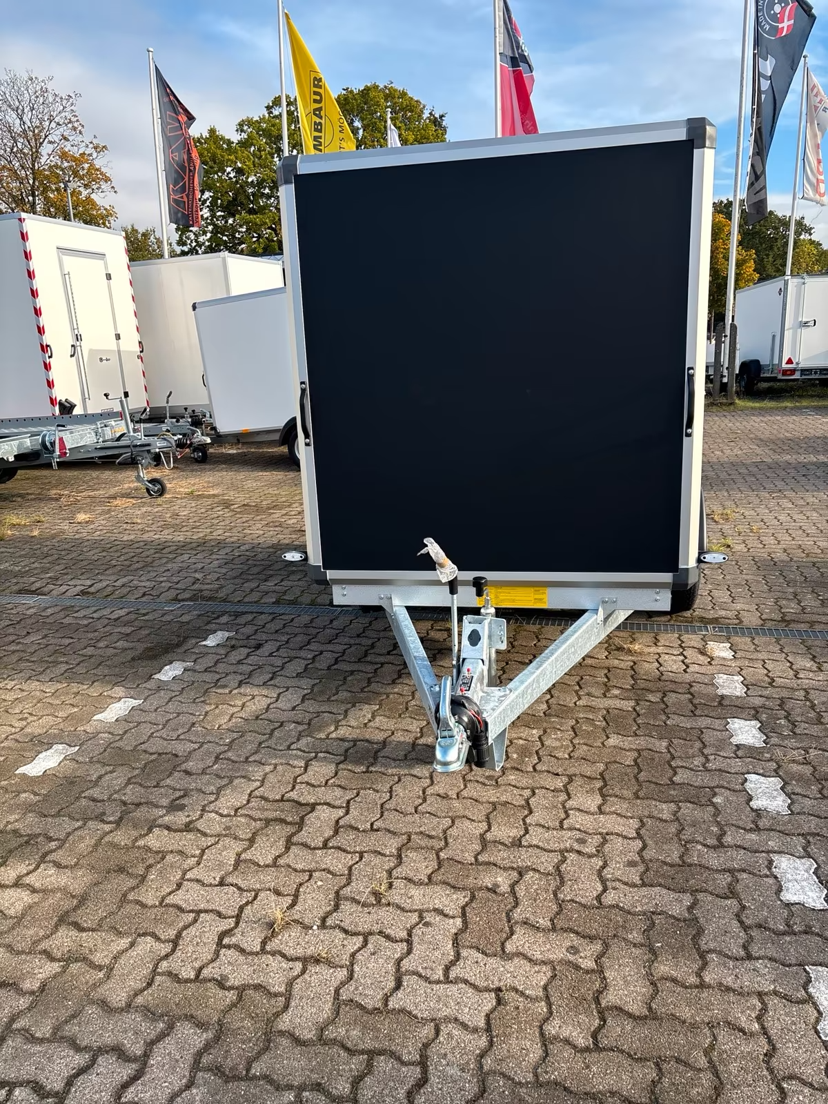 Kofferanhänger VARIANT 1315 C2 EDITION mit Hecktüren Innen Masse 2,58×1,48 m Innenhöhe 1,57 m 1350 KG Neufahrzeug Edition Model Schwarze Wände Alufelgen PKW Anhänger – Bild 3