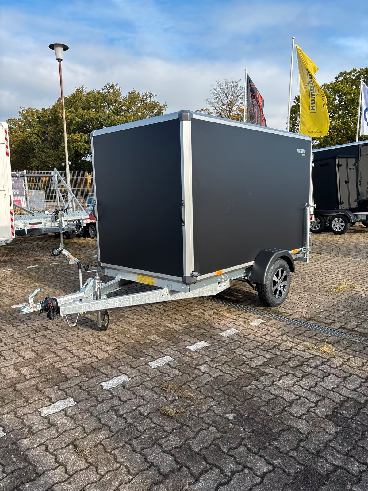 Kofferanhänger VARIANT 1315 C2 EDITION mit Hecktüren Innen Masse 2,58×1,48 m Innenhöhe 1,57 m 1350 KG Neufahrzeug Edition Model Schwarze Wände Alufelgen PKW Anhänger – Bild 6