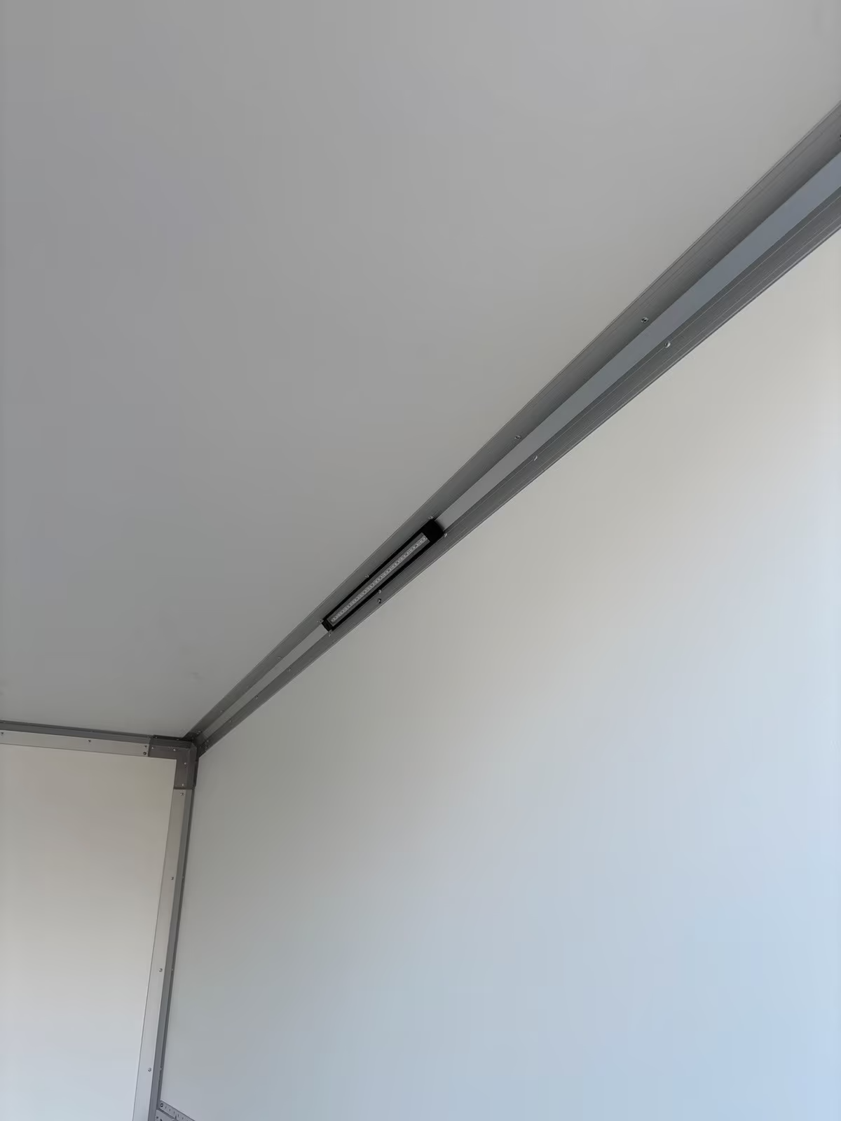 Kofferanhänger 2000 KG 3,02×1,68 Innenhöhe 1,88 m VARIANT 2017 C3 EDITION – CARGO EDITION mit Hecktüren Neufahrzeug Schwarze Seitenwände Alufelgen PKW Anhänger – Bild 5