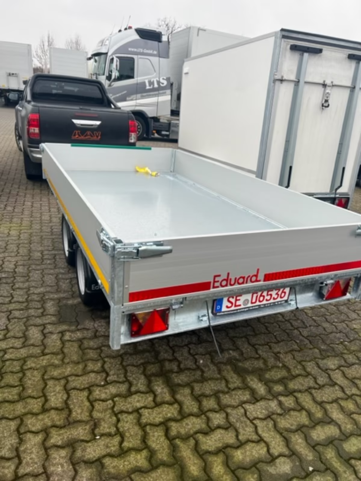 Eduard 3116 -GD- 3 Seitenkipper, 3500 KG Auffahrschienen aus Alu, Bordwände 30cm -3500kg- E & H-Pumpe. PKW Anhänger Neufahrzeug – Bild 4