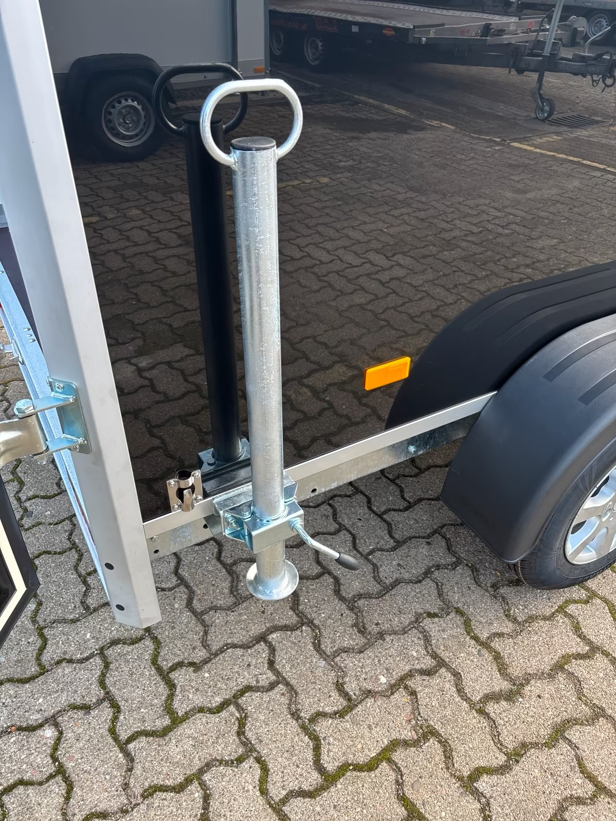 Kofferanhänger 2000 KG 3,02×1,68 Innenhöhe 1,88 m VARIANT 2017 C3 EDITION – CARGO EDITION mit Hecktüren Neufahrzeug Schwarze Seitenwände Alufelgen PKW Anhänger – Bild 10